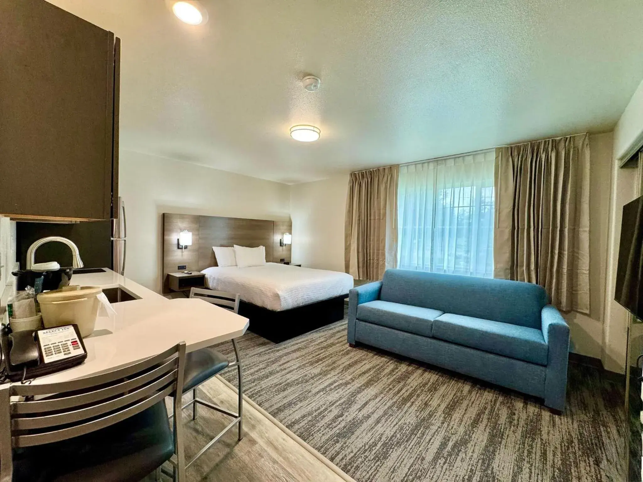 Queen Room with Sofa Bed in Alaska's Select Inn Wasilla Queen Room with Sofa Bed in Alaska's Select Inn Wasilla