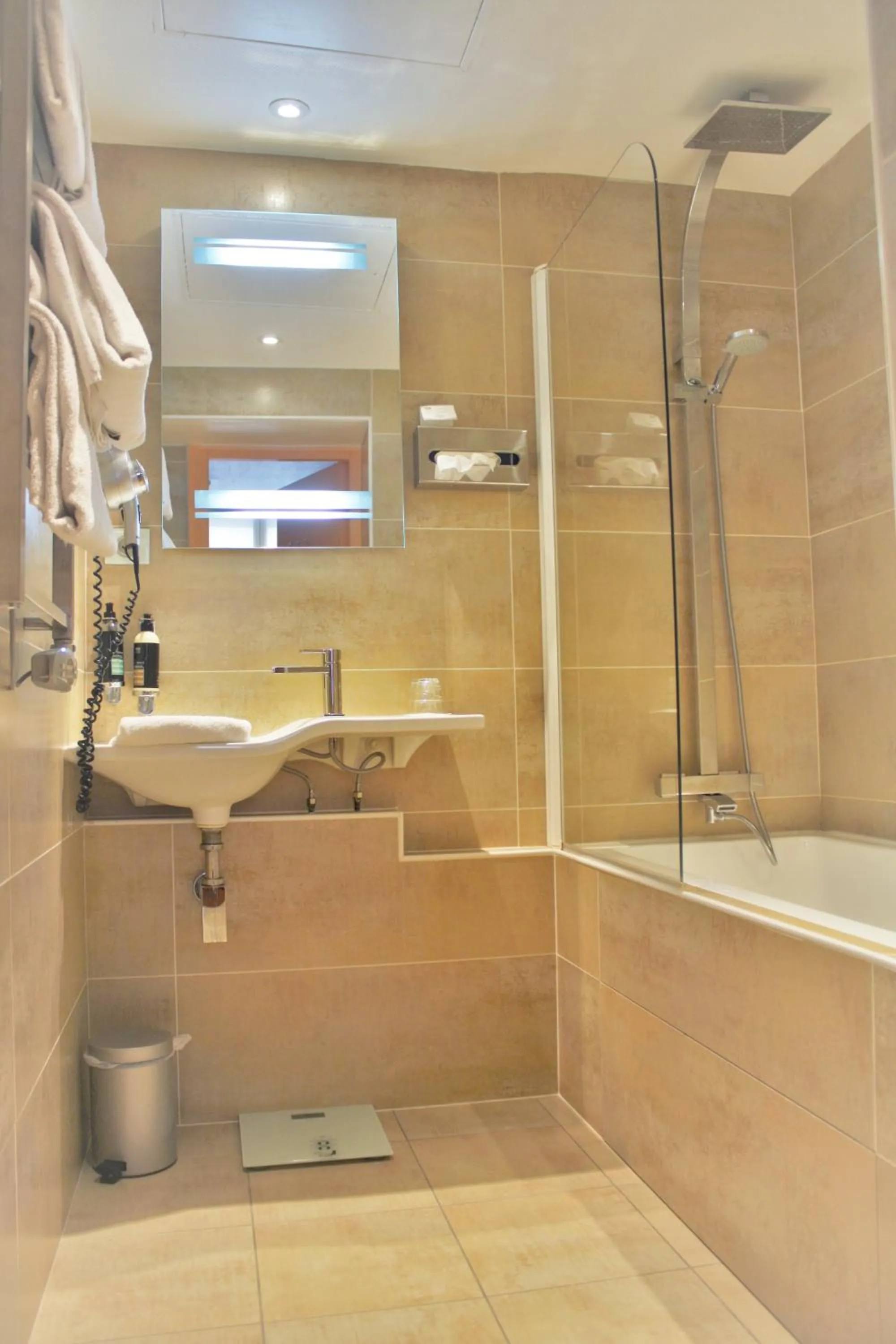 Bathroom in Best Western Lyon Saint-Antoine