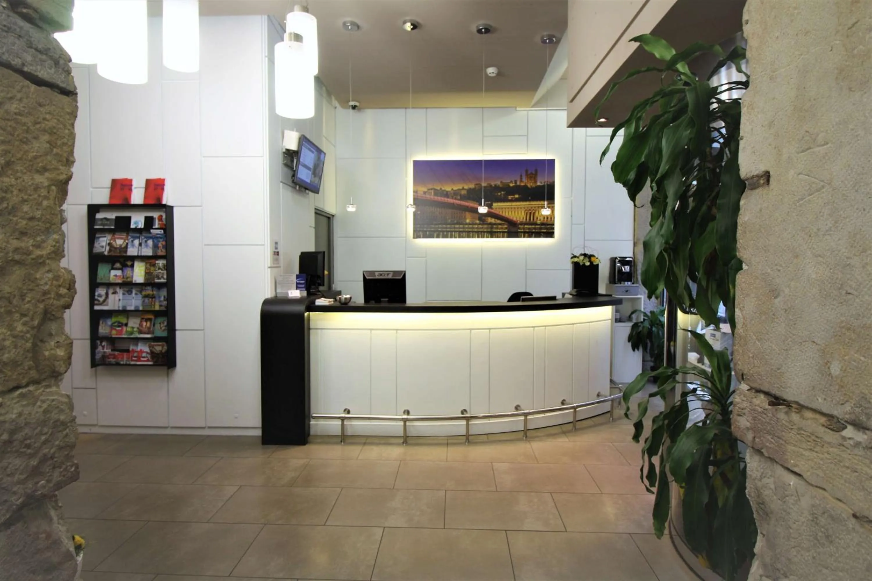 Lobby or reception in Best Western Lyon Saint-Antoine