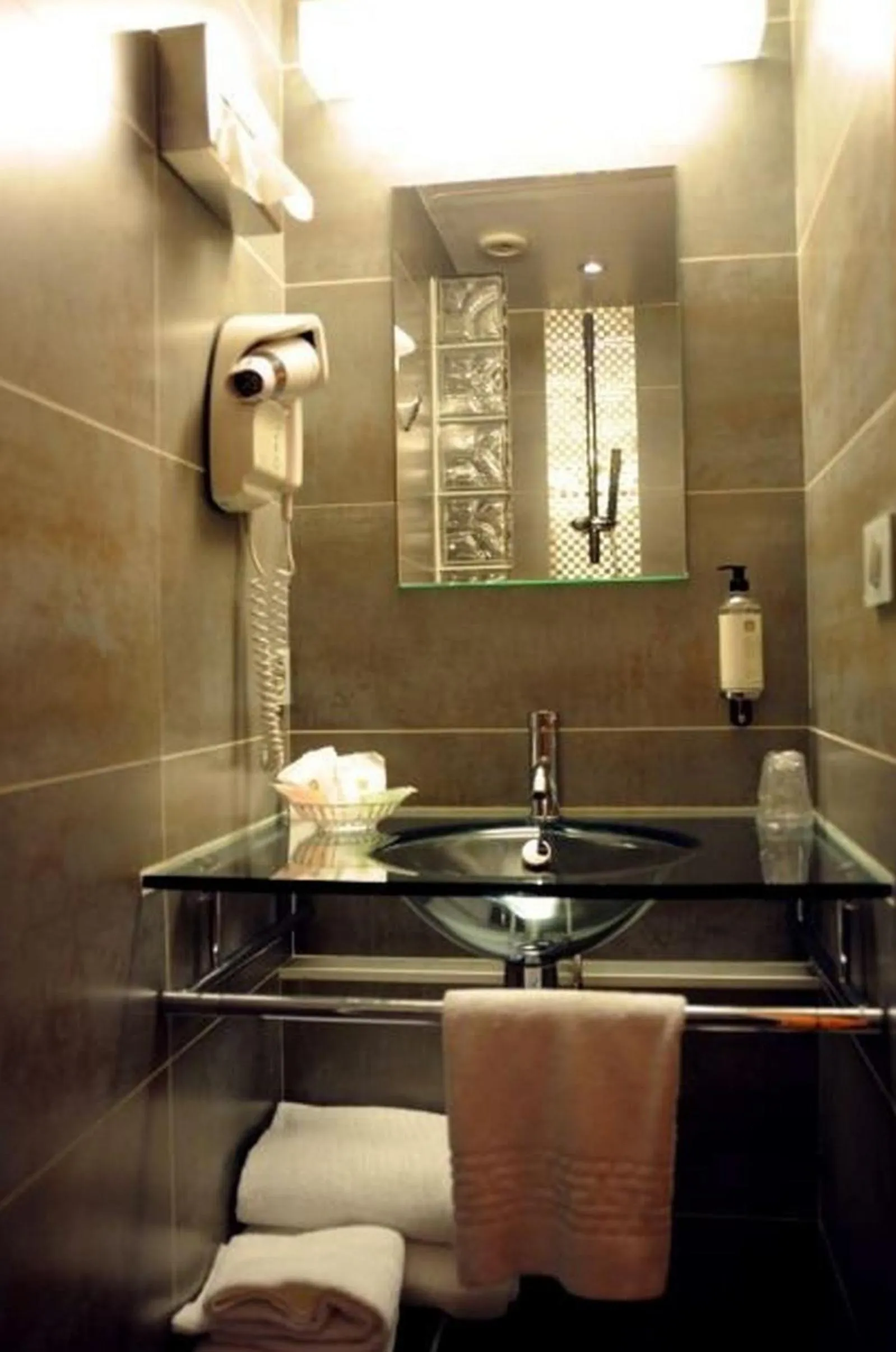 Bathroom in Best Western Lyon Saint-Antoine