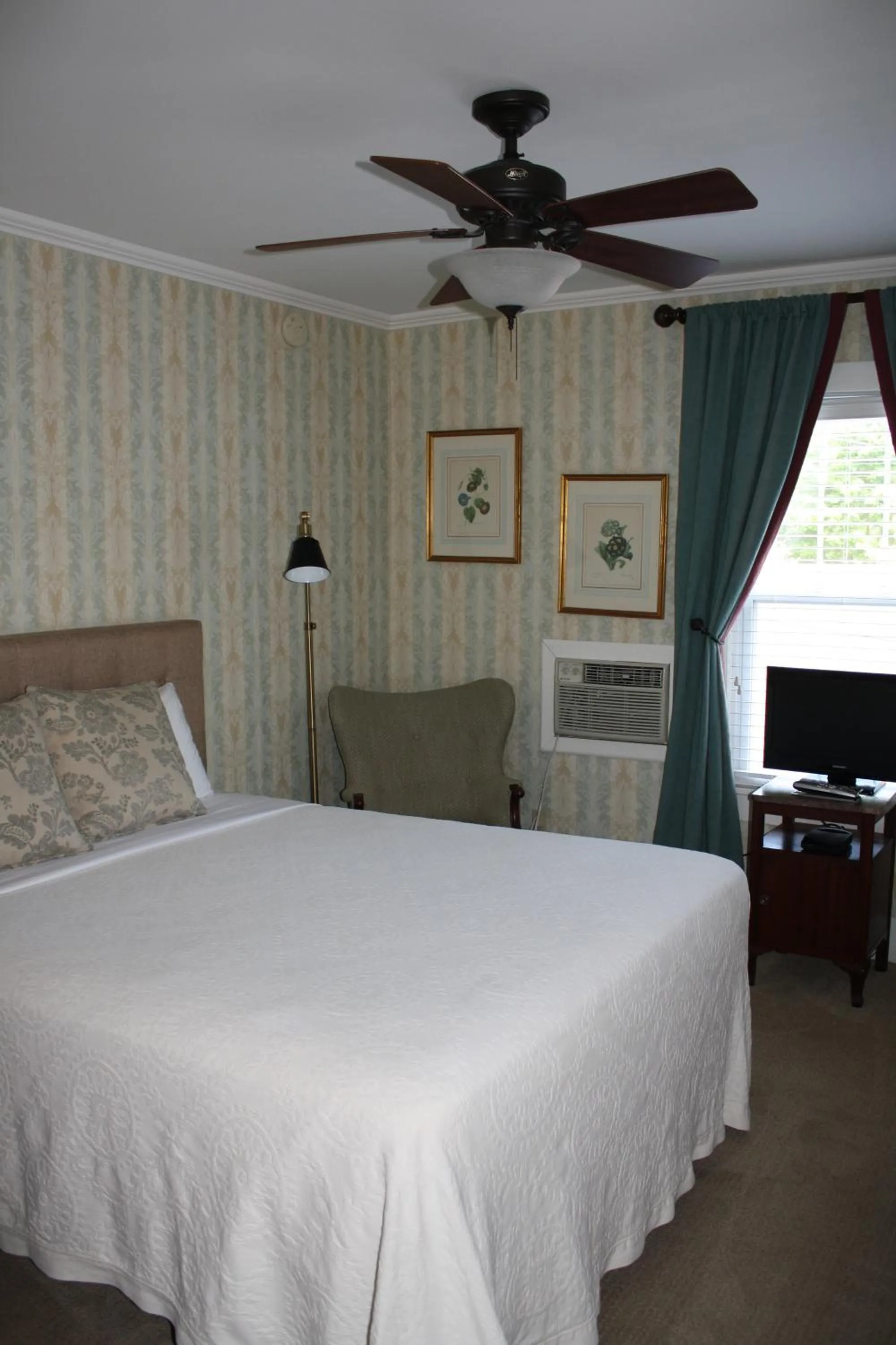 Bed in Maplewood Hotel