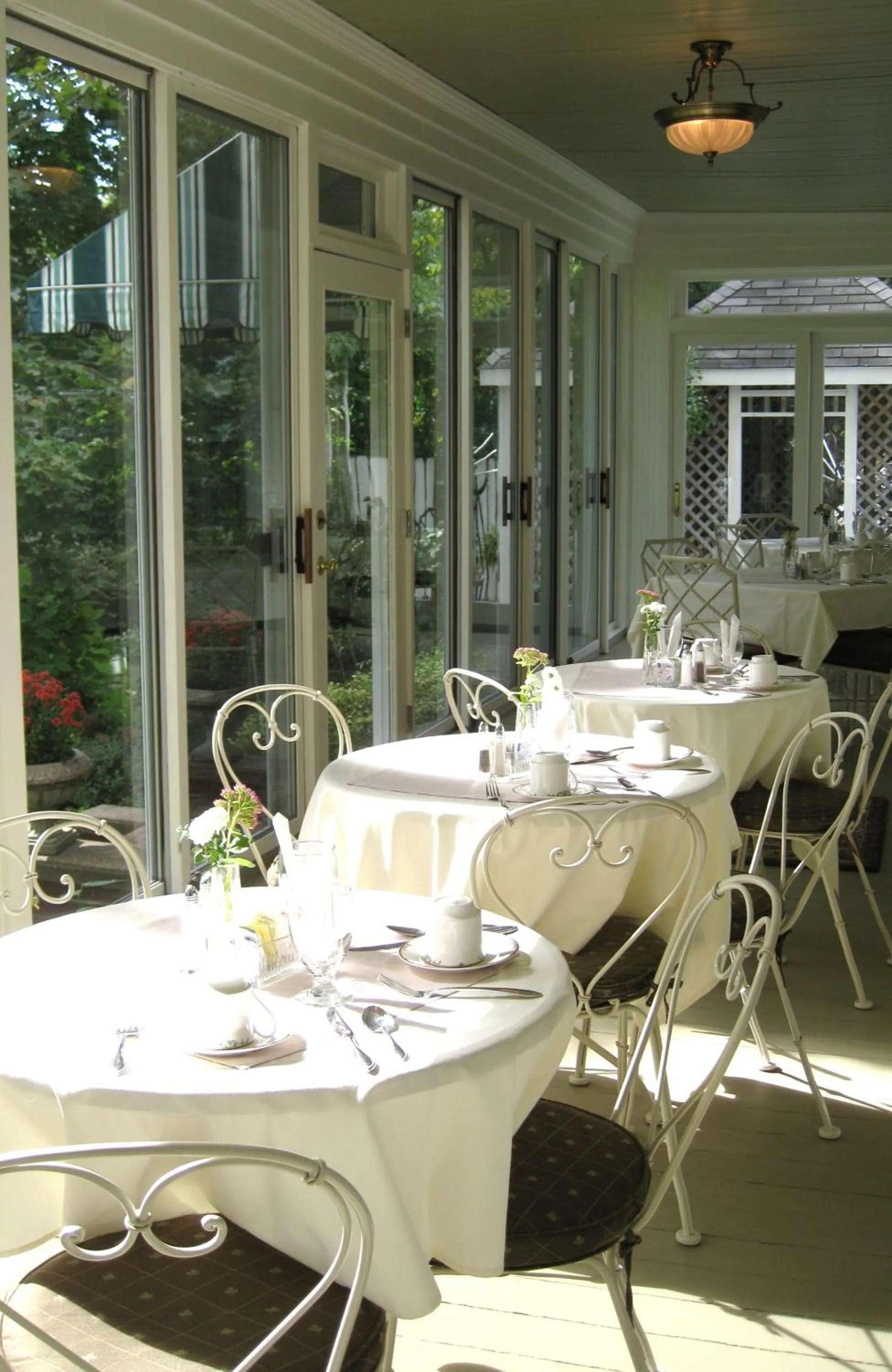 Restaurant/places to eat in Maplewood Hotel