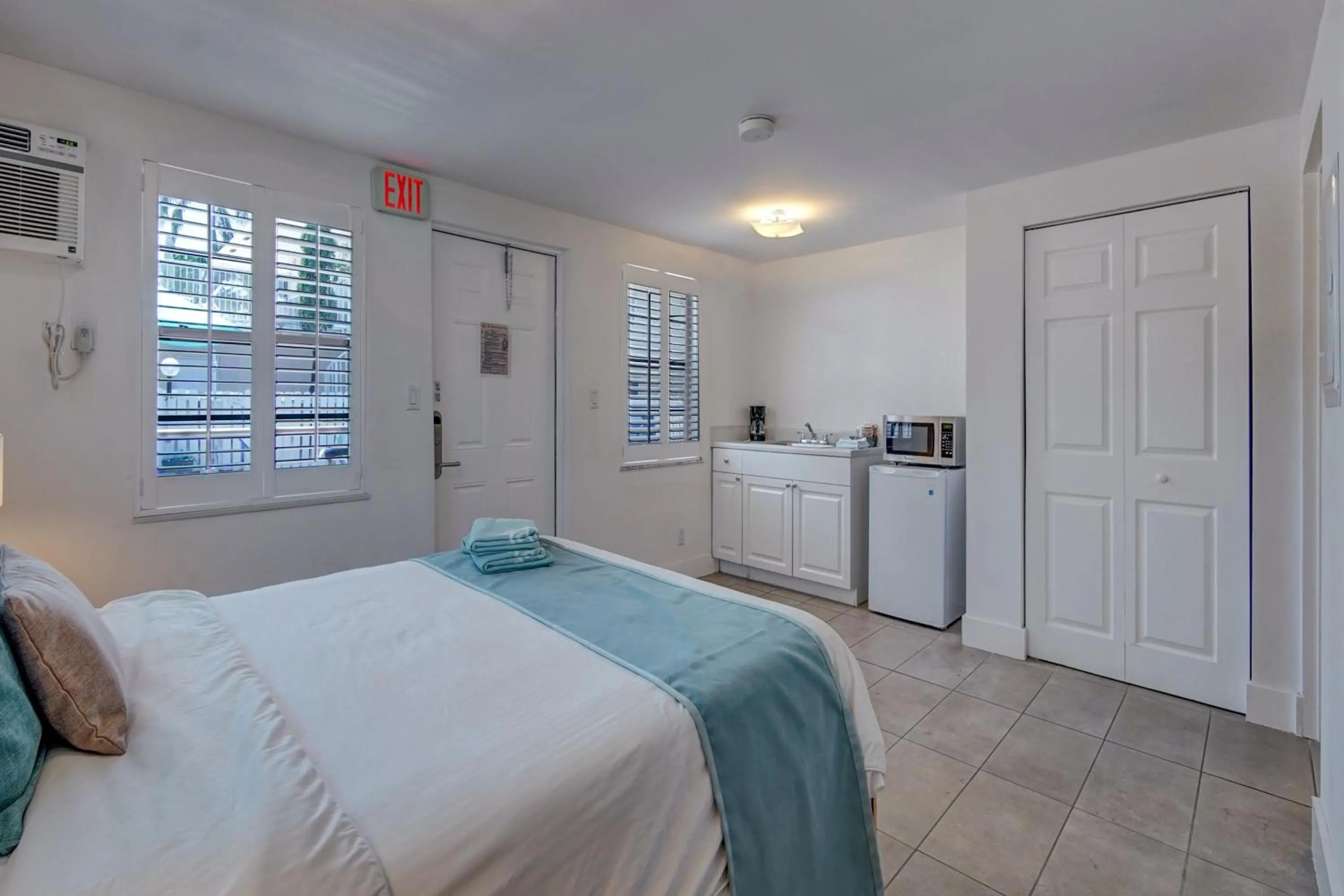 Bedroom, Bed in Sea Garden by the Sea