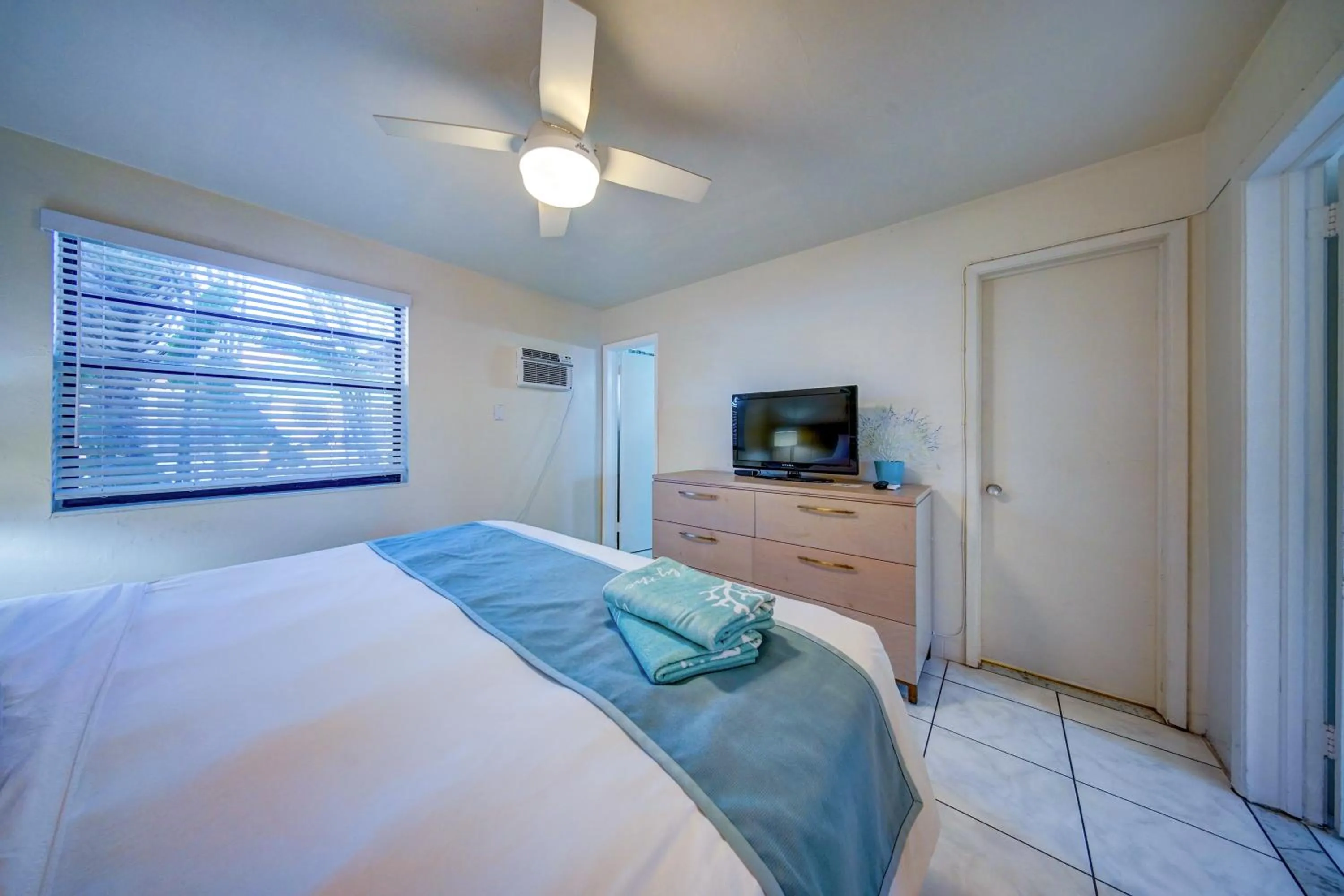 Bedroom, Bed in Sea Garden by the Sea