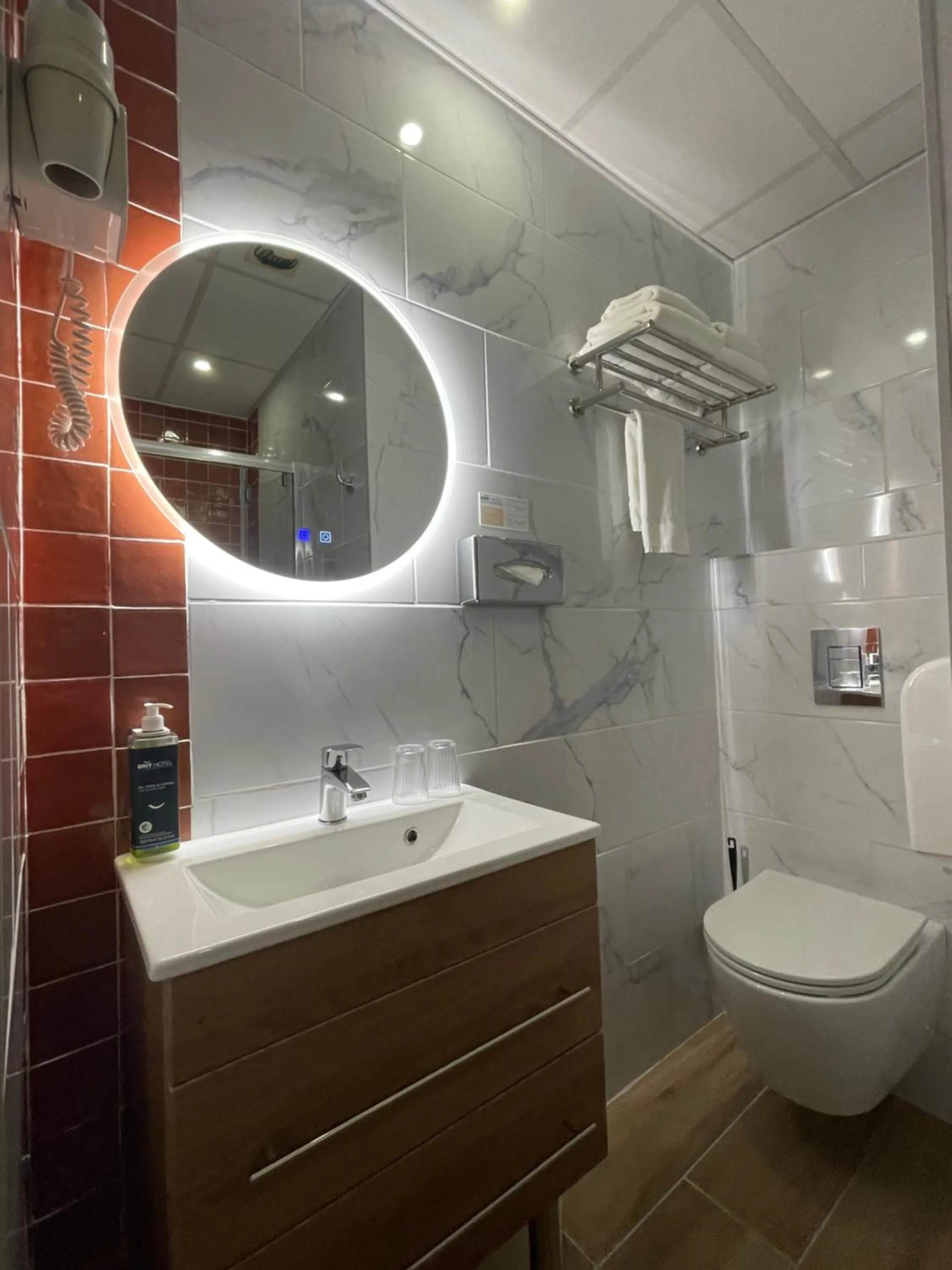 Toilet in Brit Hotel Acacias