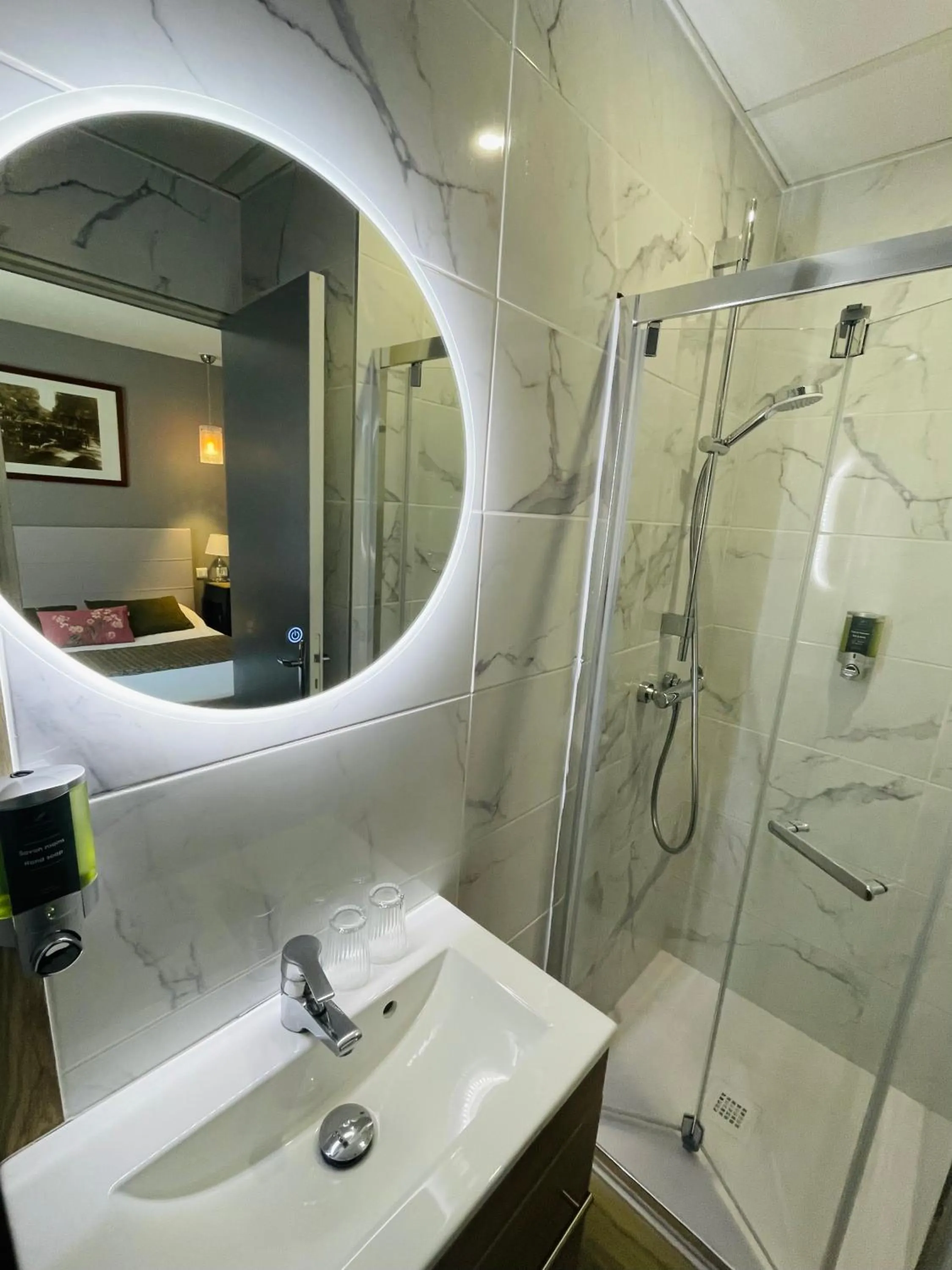 Shower in Brit Hotel Acacias