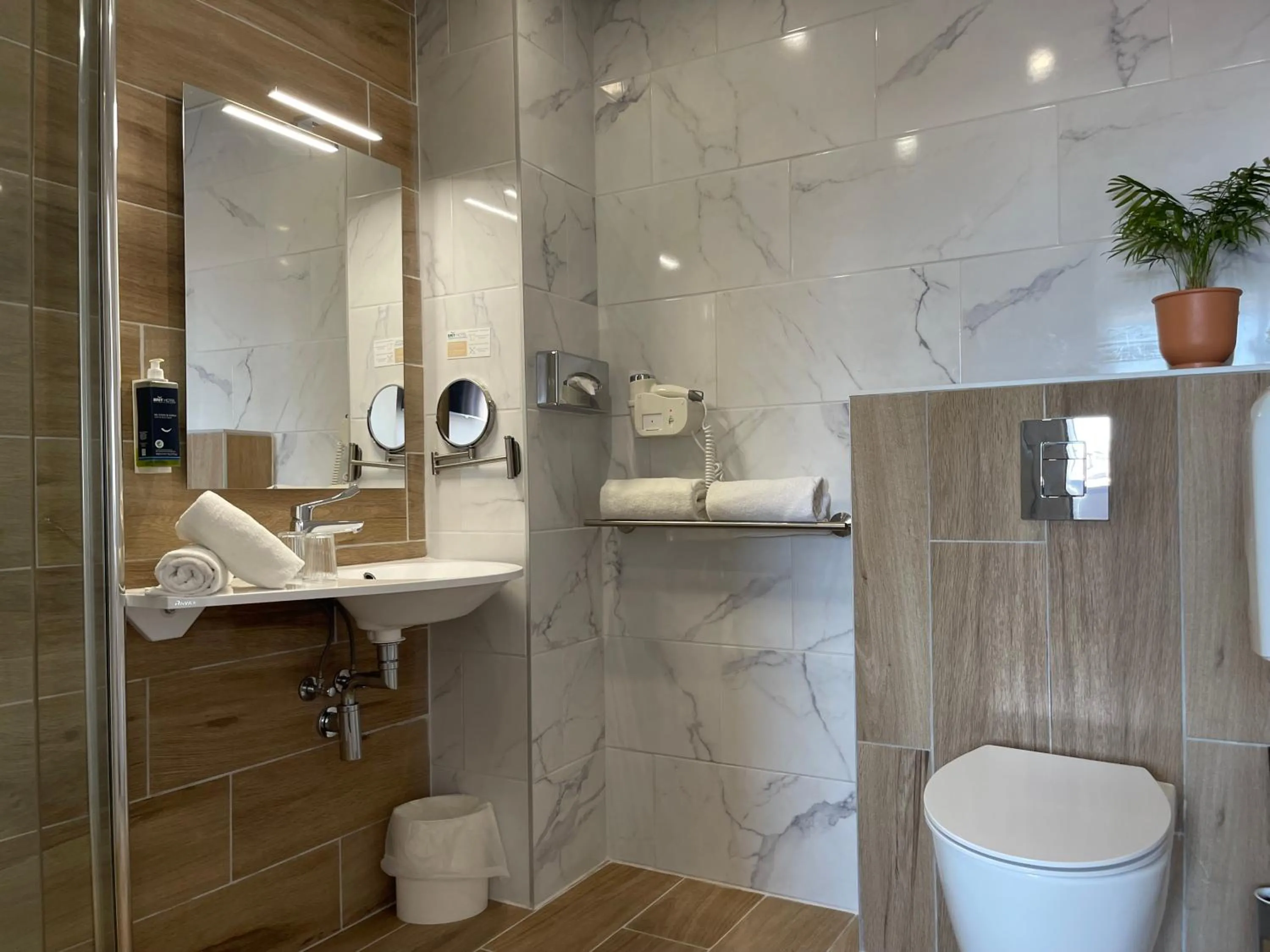 Bathroom in Brit Hotel Acacias