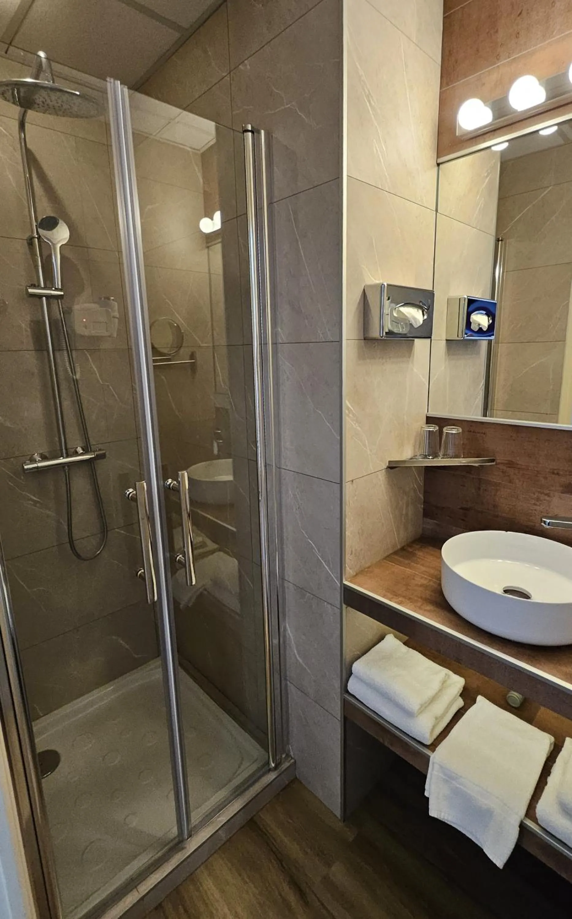 Shower in Brit Hotel Acacias