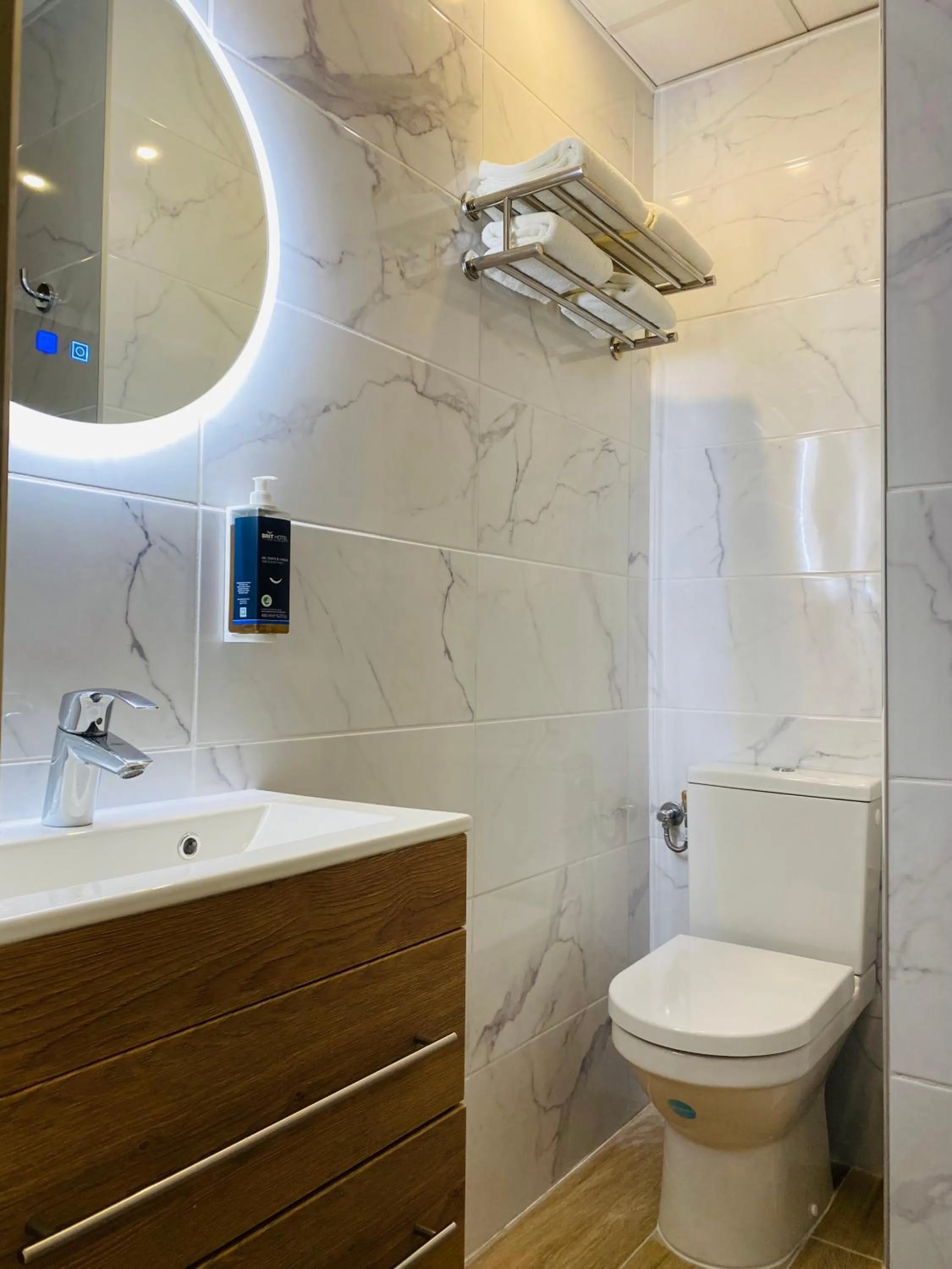 Toilet in Brit Hotel Acacias