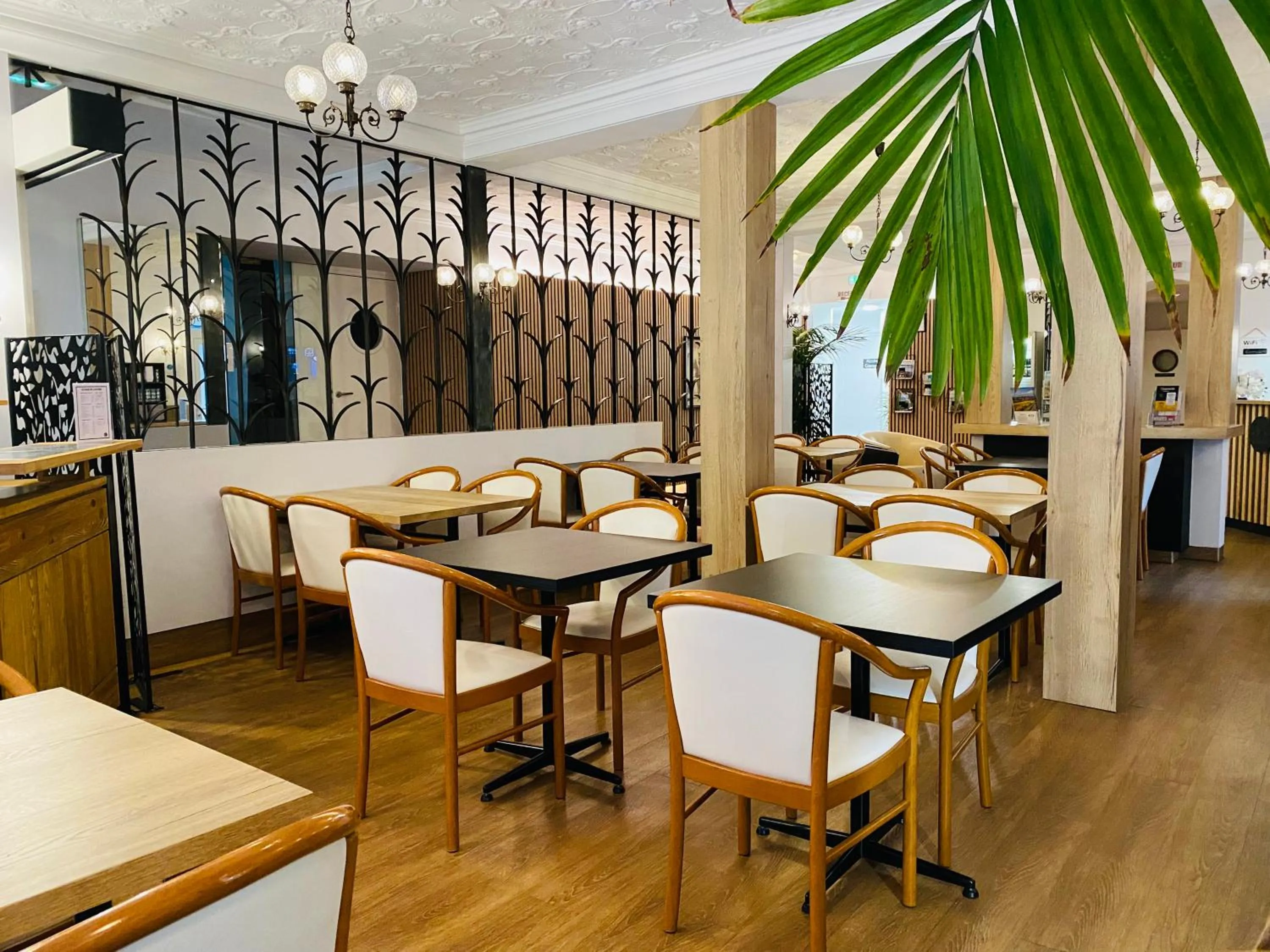 Communal lounge/ TV room in Hotel du Louvre