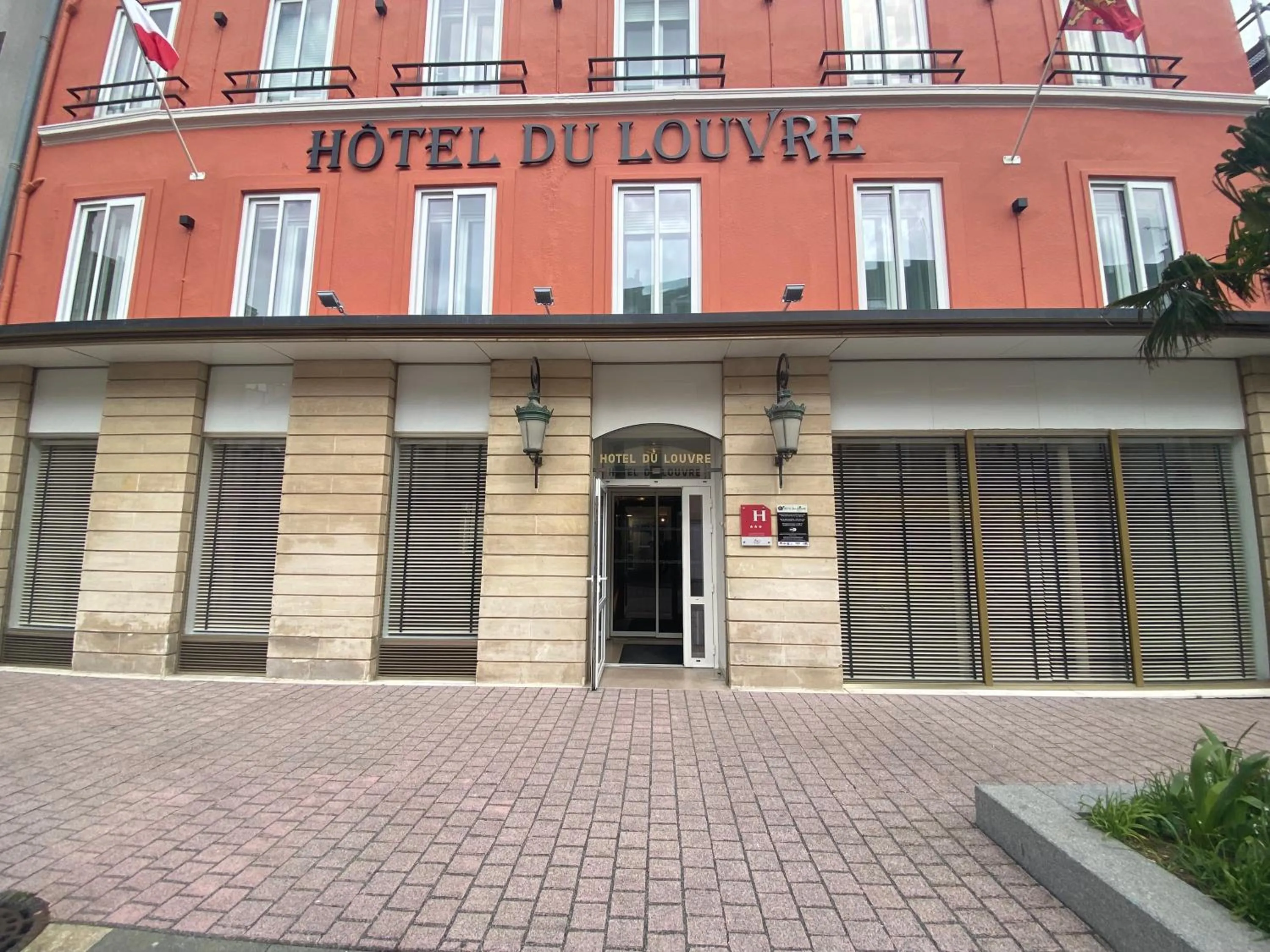 Property building in Hotel du Louvre