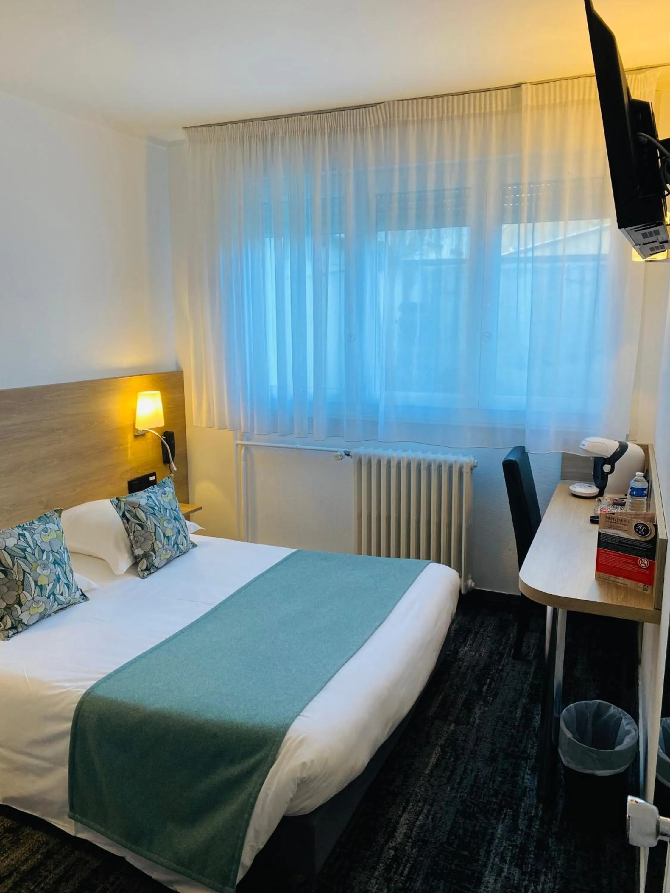 Photo of the whole room, Bed in Hotel du Louvre