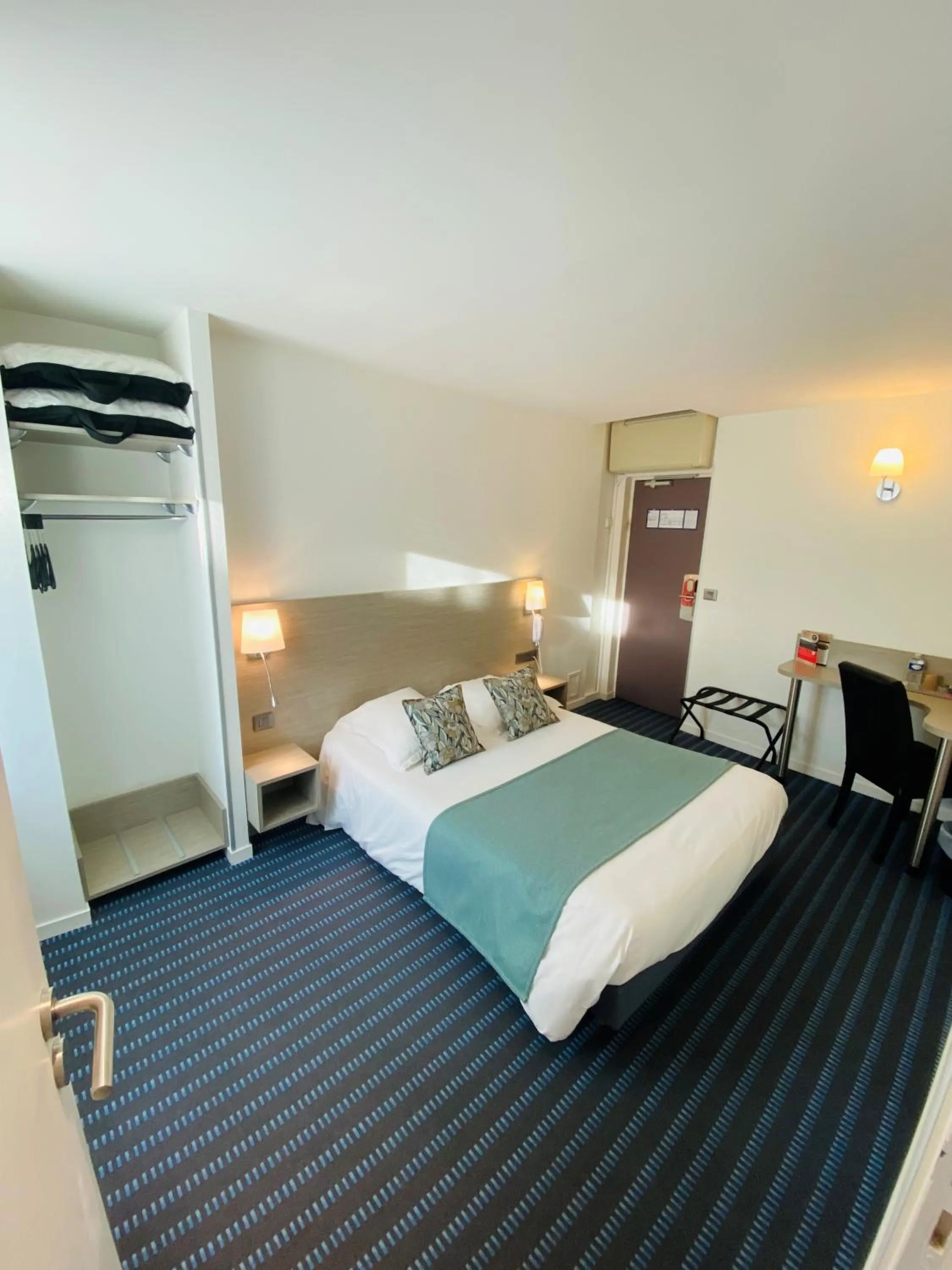 Photo of the whole room, Bed in Hotel du Louvre