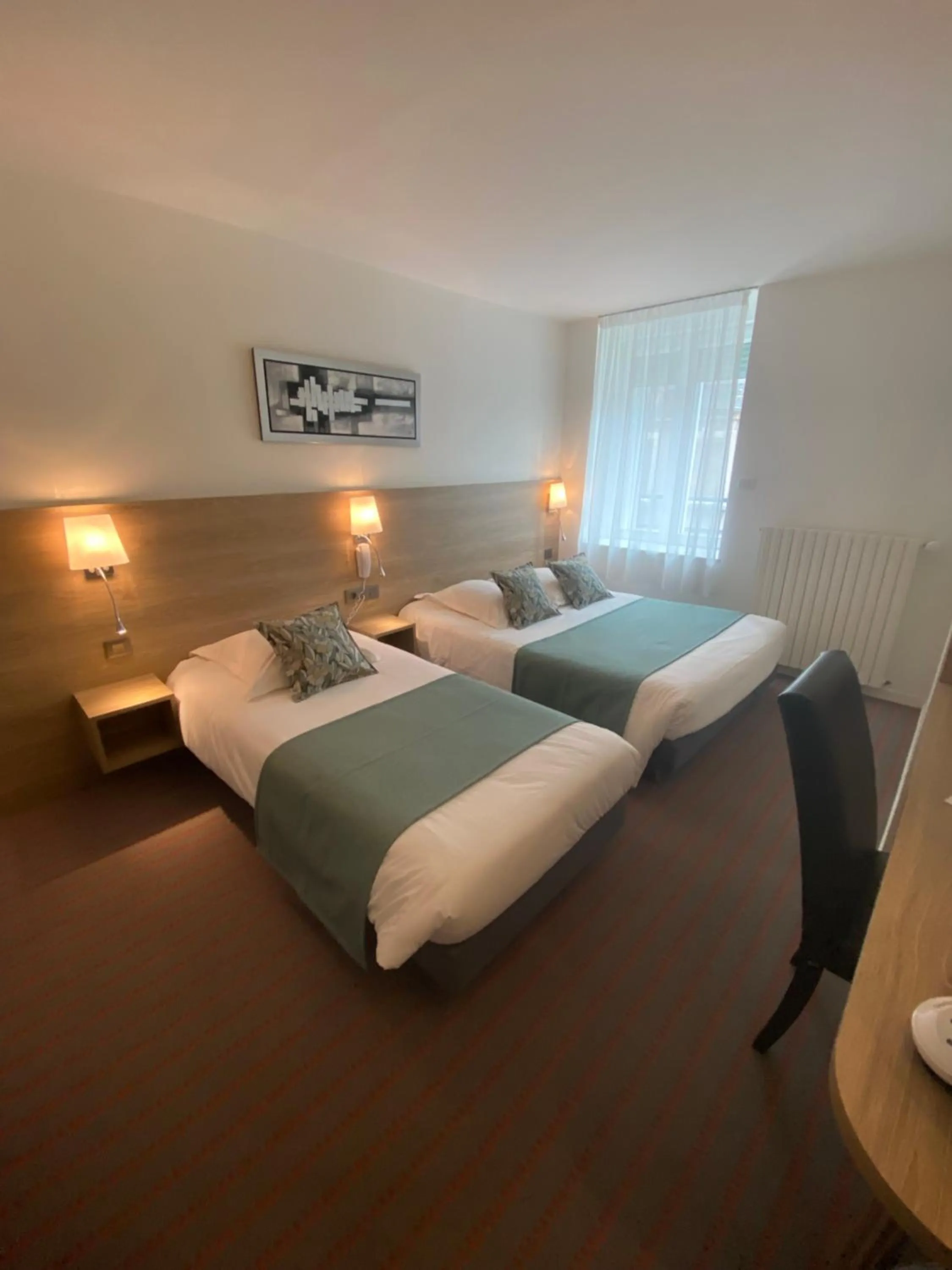 Photo of the whole room, Bed in Hotel du Louvre