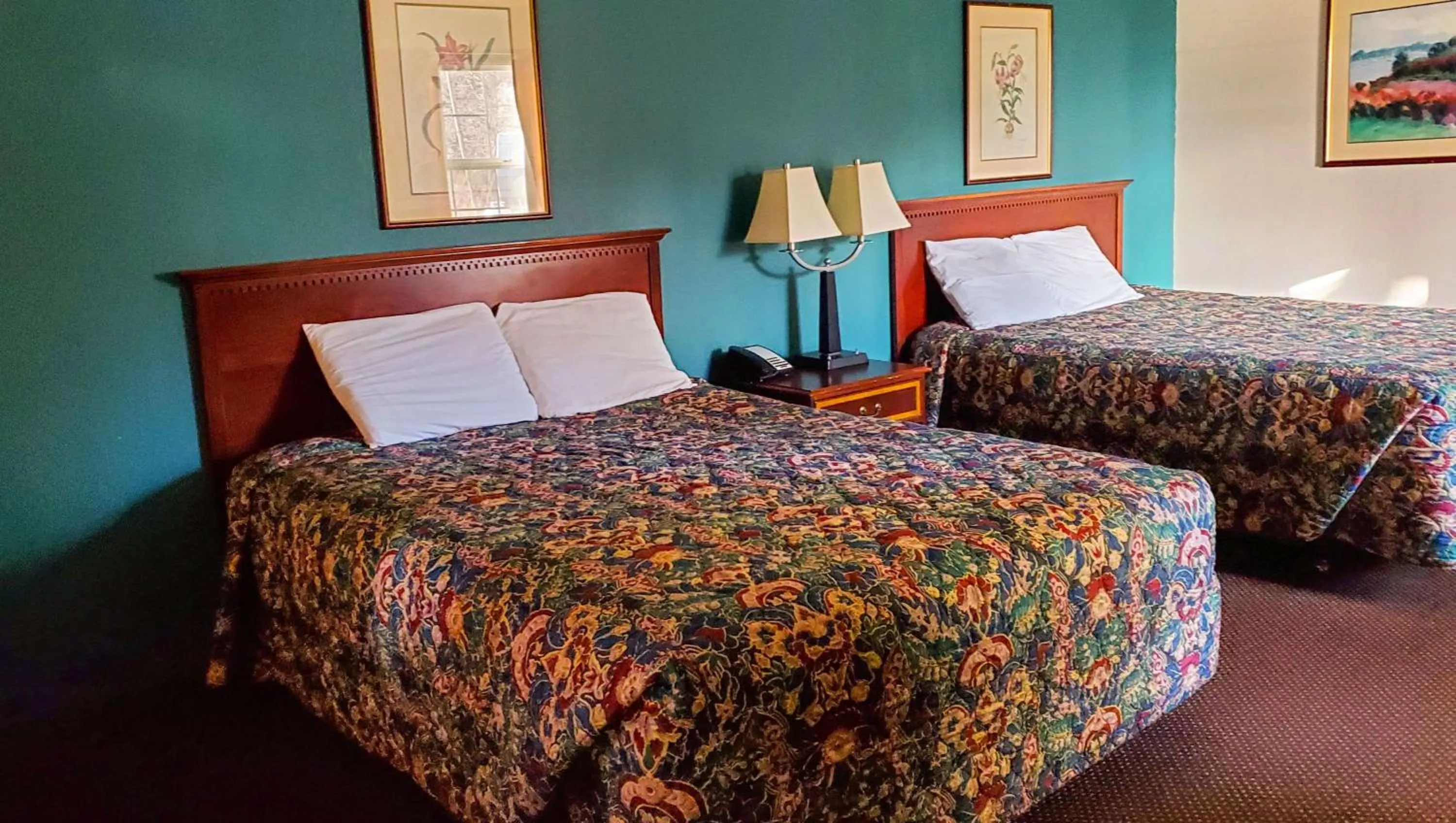 Queen Room with Two Queen Beds - Non-Smoking in Windmill Inn Lynden