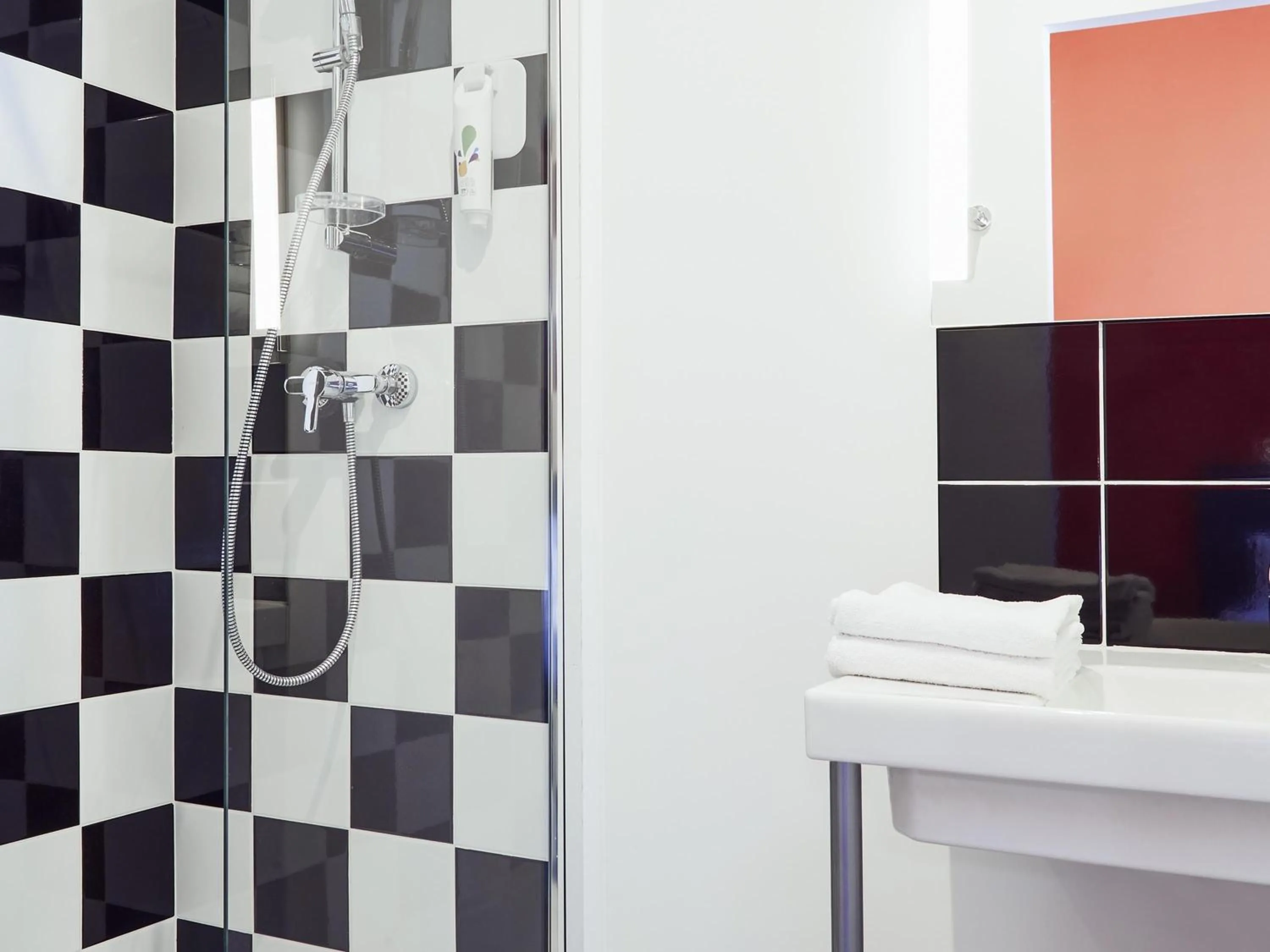 Bedroom in ibis Styles Marseille Vieux Port