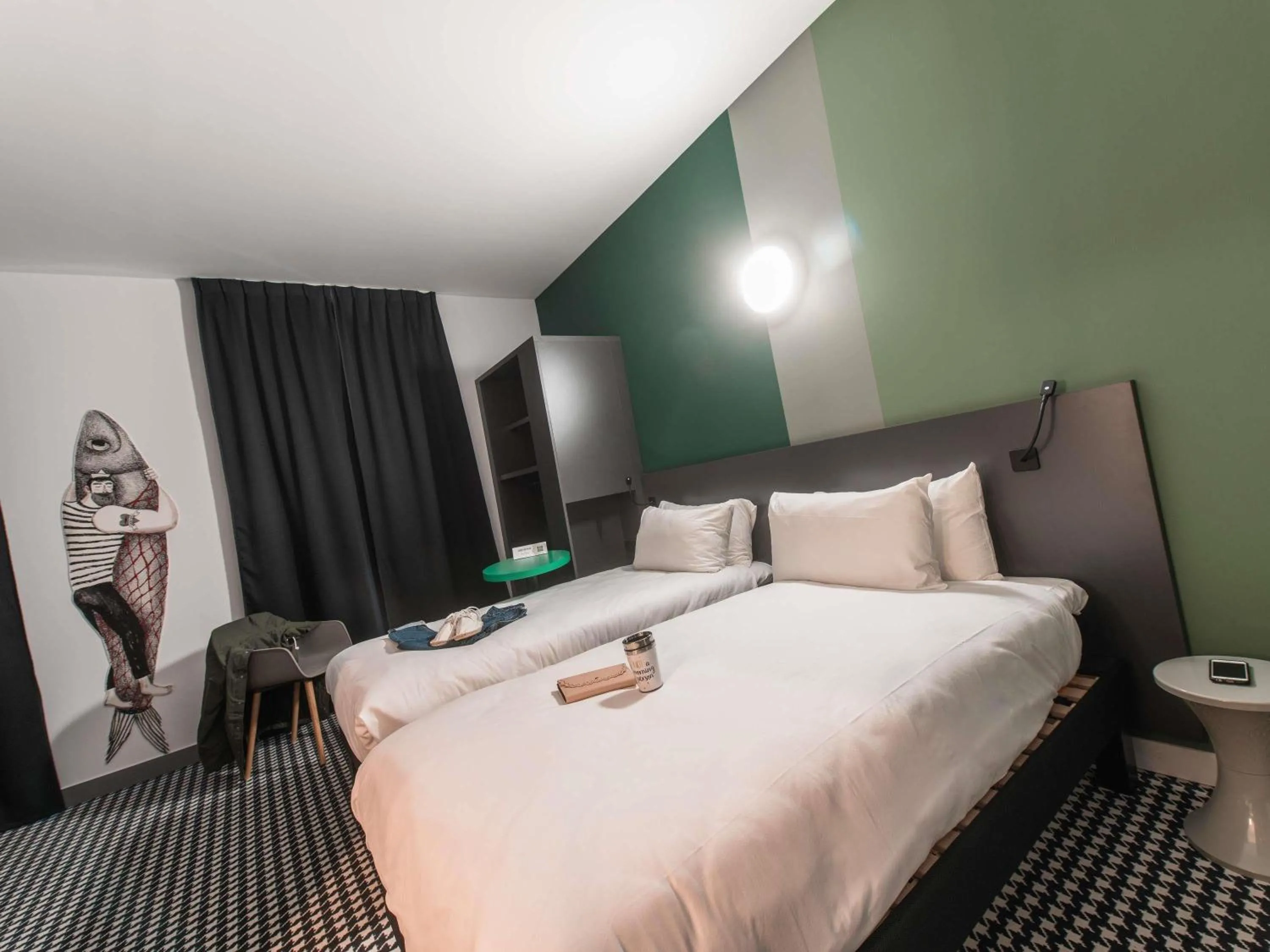 Property building, Bed in ibis Styles Marseille Vieux Port