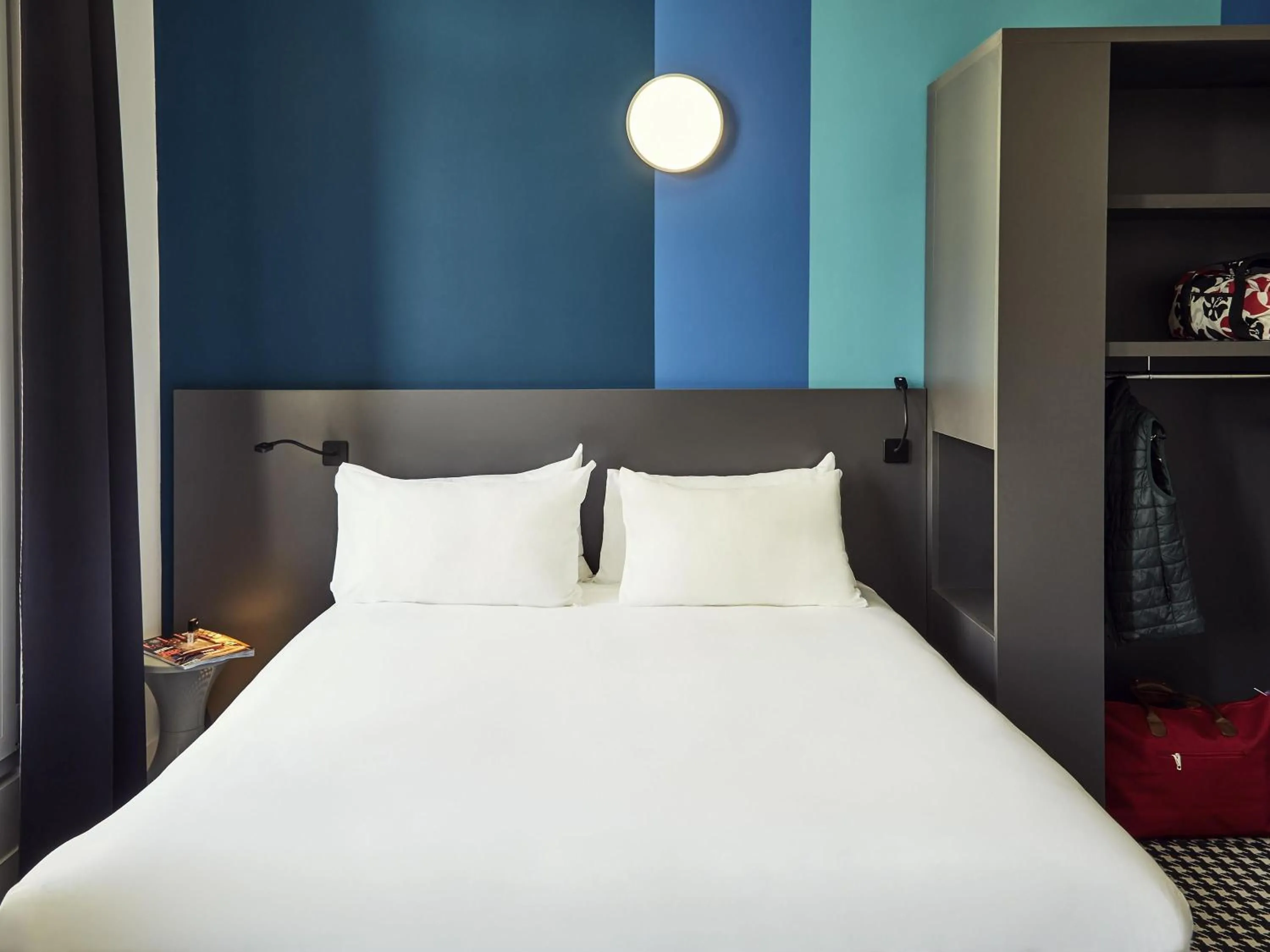 Bedroom, Bed in ibis Styles Marseille Vieux Port