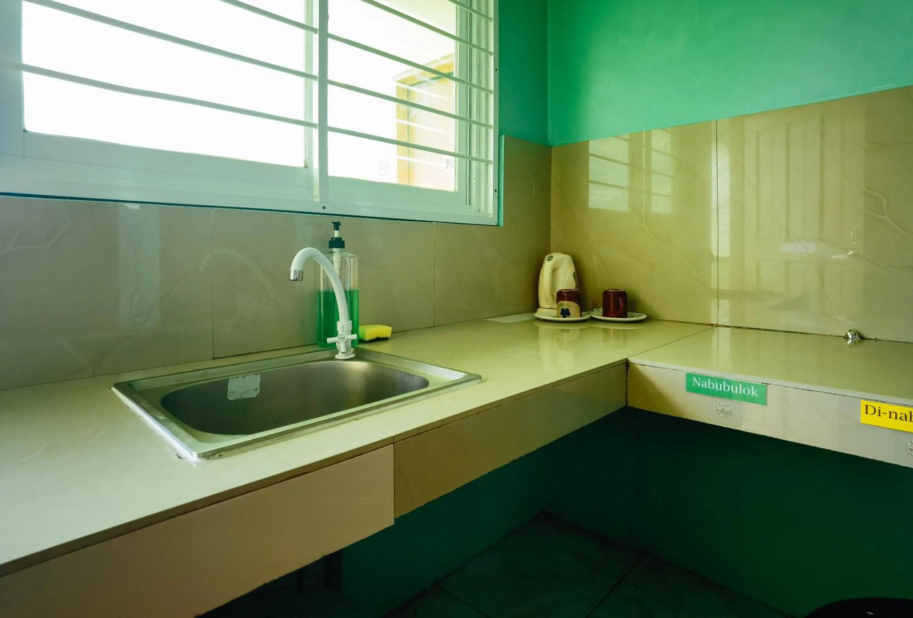 Kitchen or kitchenette in RedDoorz at D128 Lodge Cagayan Valley