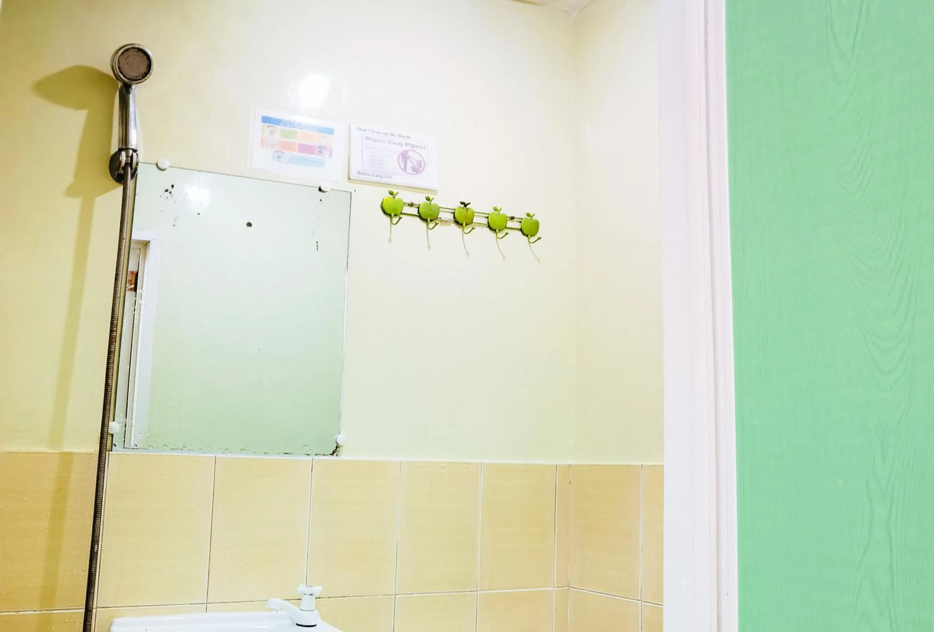 Bathroom in RedDoorz at D128 Lodge Cagayan Valley