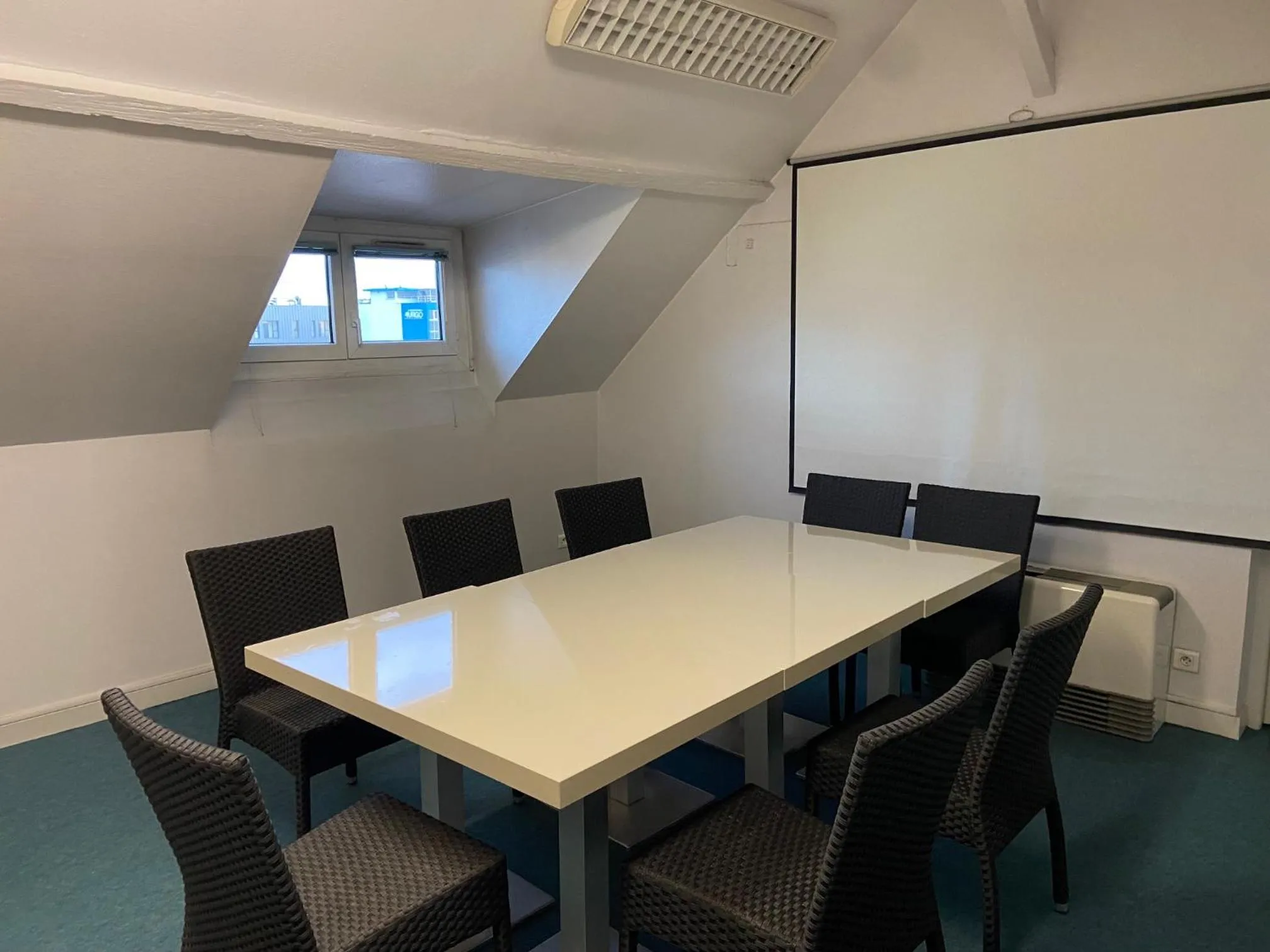 Meeting/conference room in LOGIS Hotel l'Escargotière Dijon Sud - Chenove