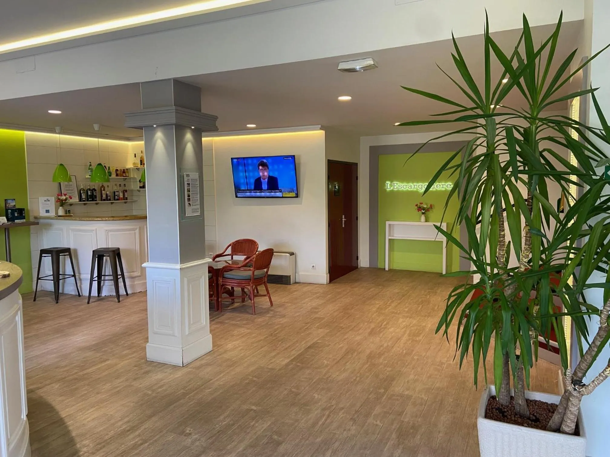 Lounge or bar in LOGIS Hotel l'Escargotière Dijon Sud - Chenove