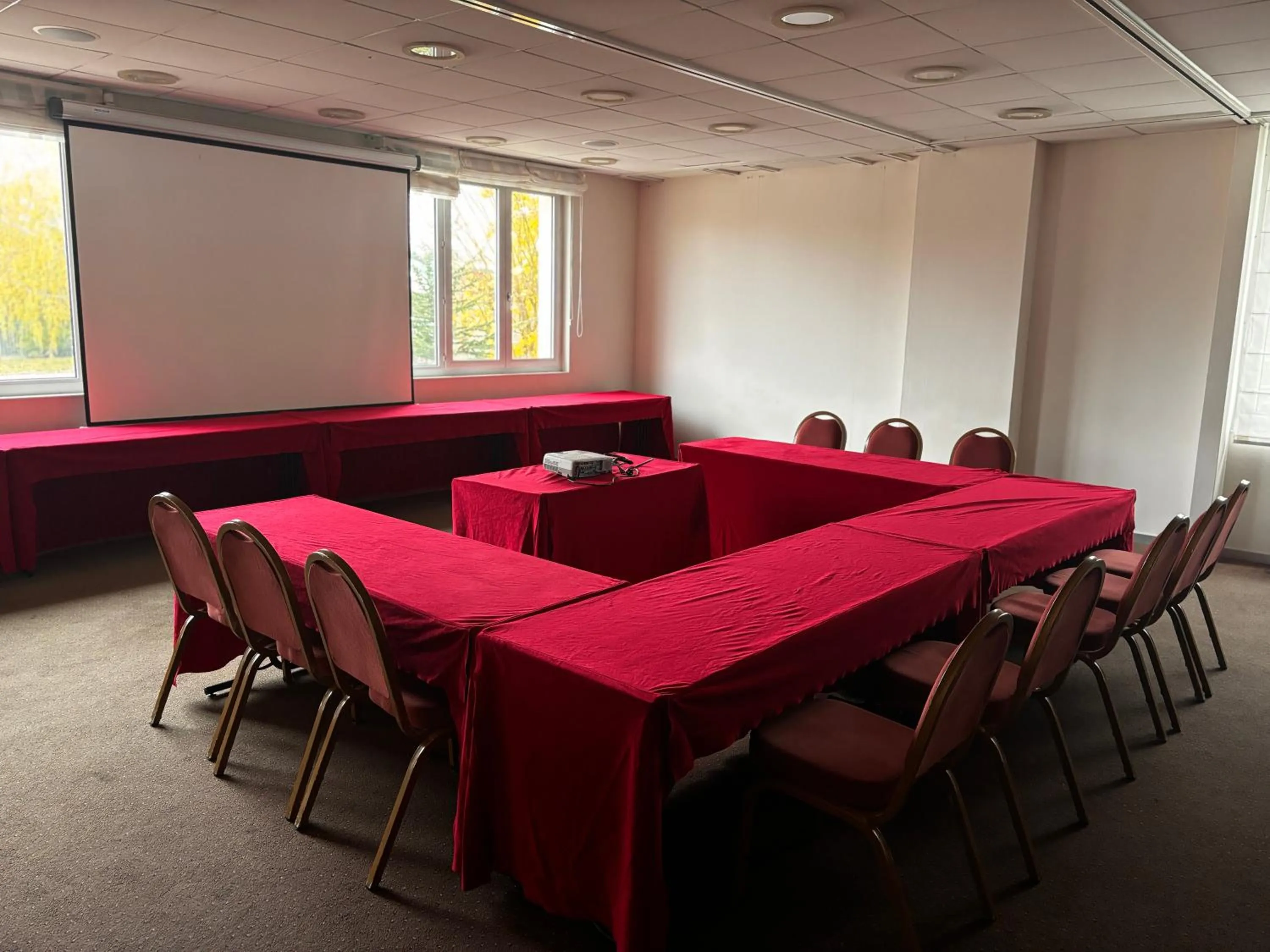 Meeting/conference room in LOGIS Hotel l'Escargotière Dijon Sud - Chenove