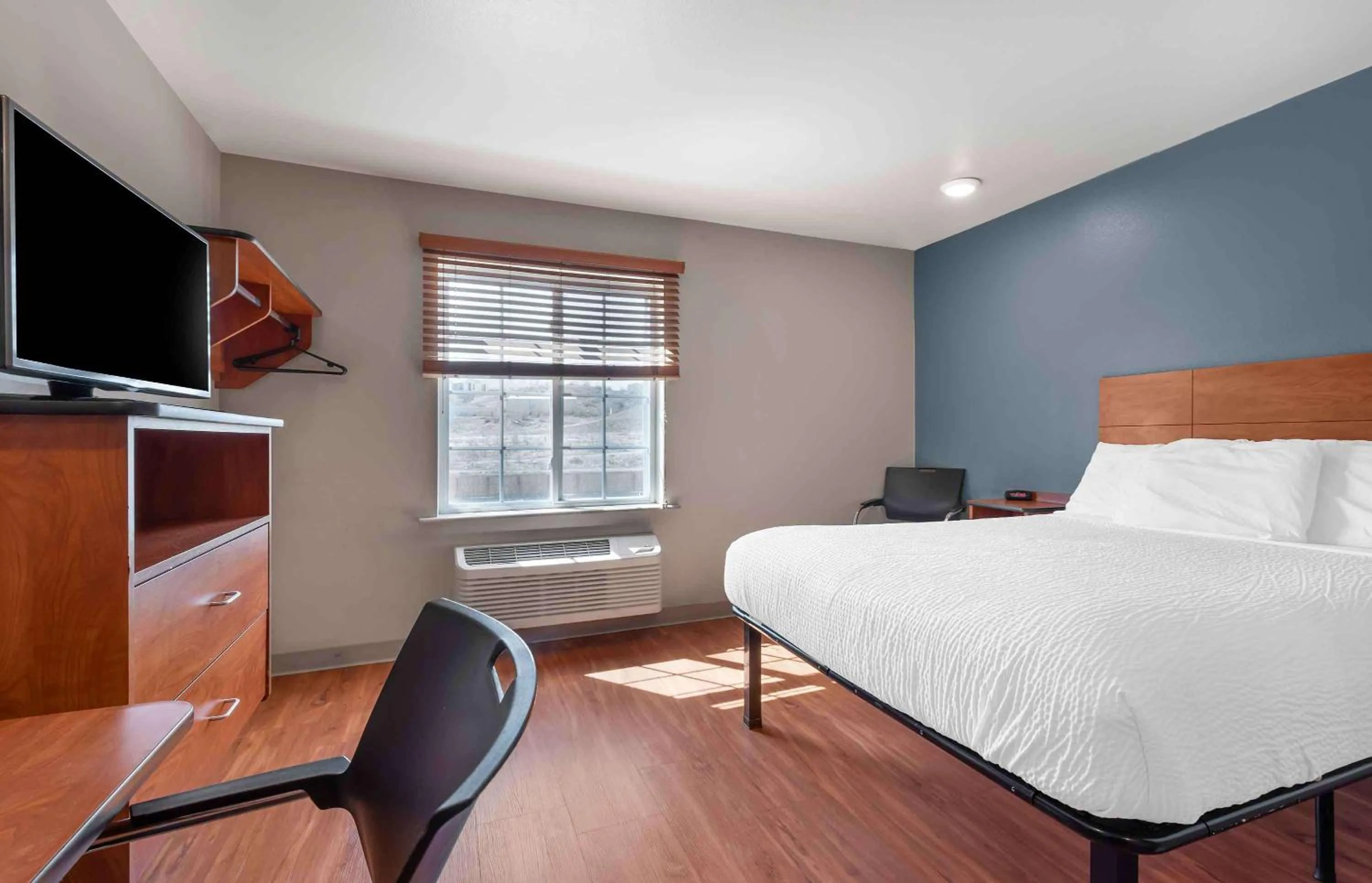 Bedroom, Bed in Extended Stay America Select Suites - Colorado Springs