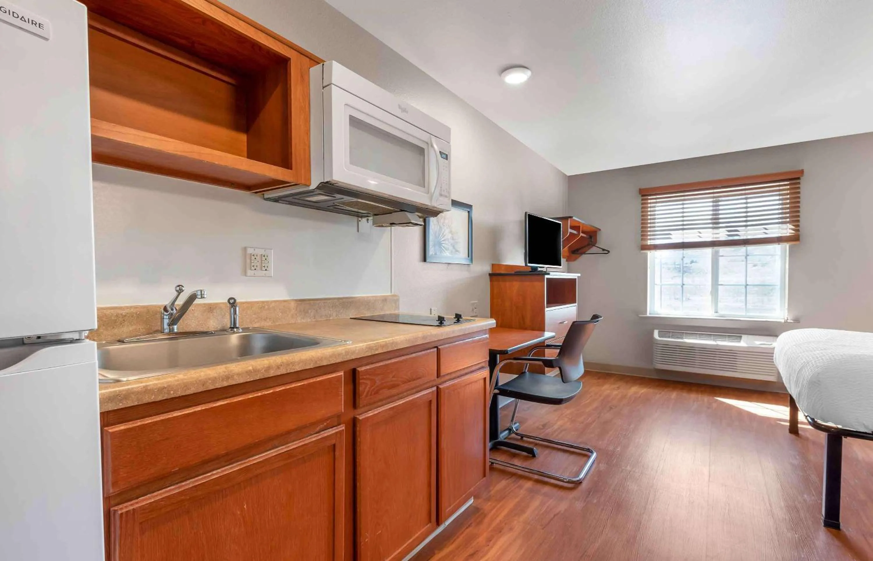 Bedroom in Extended Stay America Select Suites - Colorado Springs