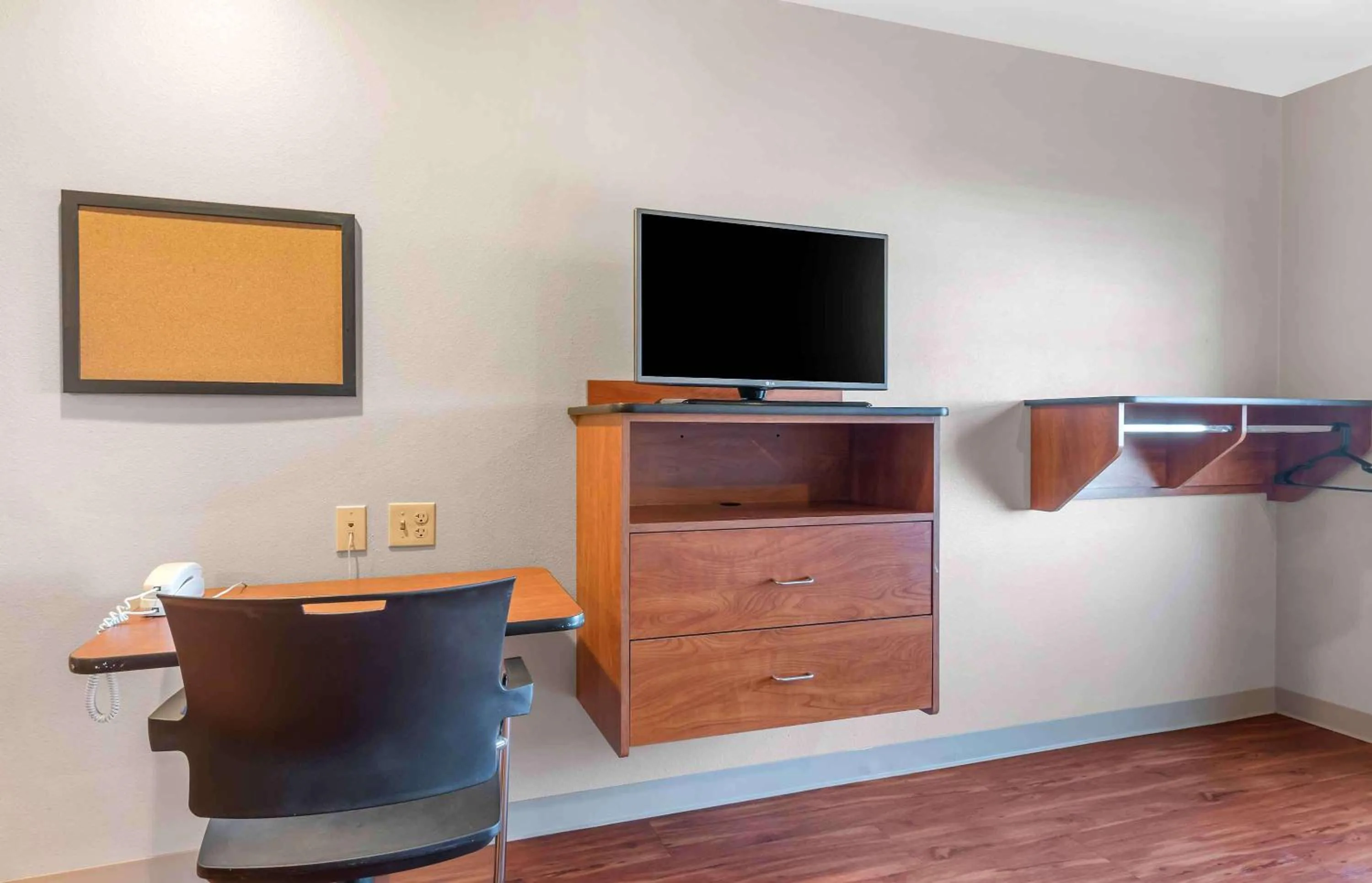 Bedroom in Extended Stay America Select Suites - Colorado Springs