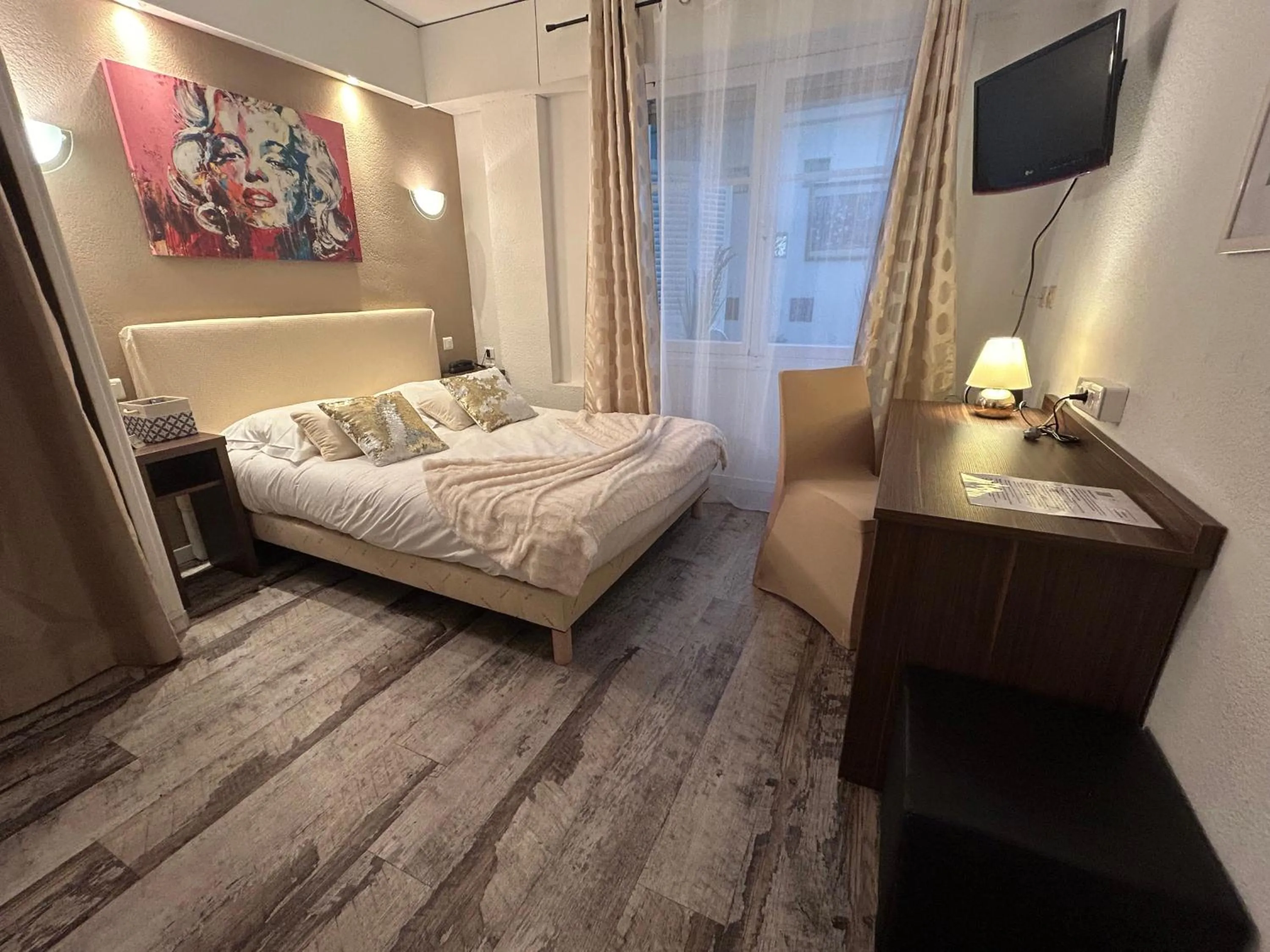 Bed in ATH hôtel Athénée