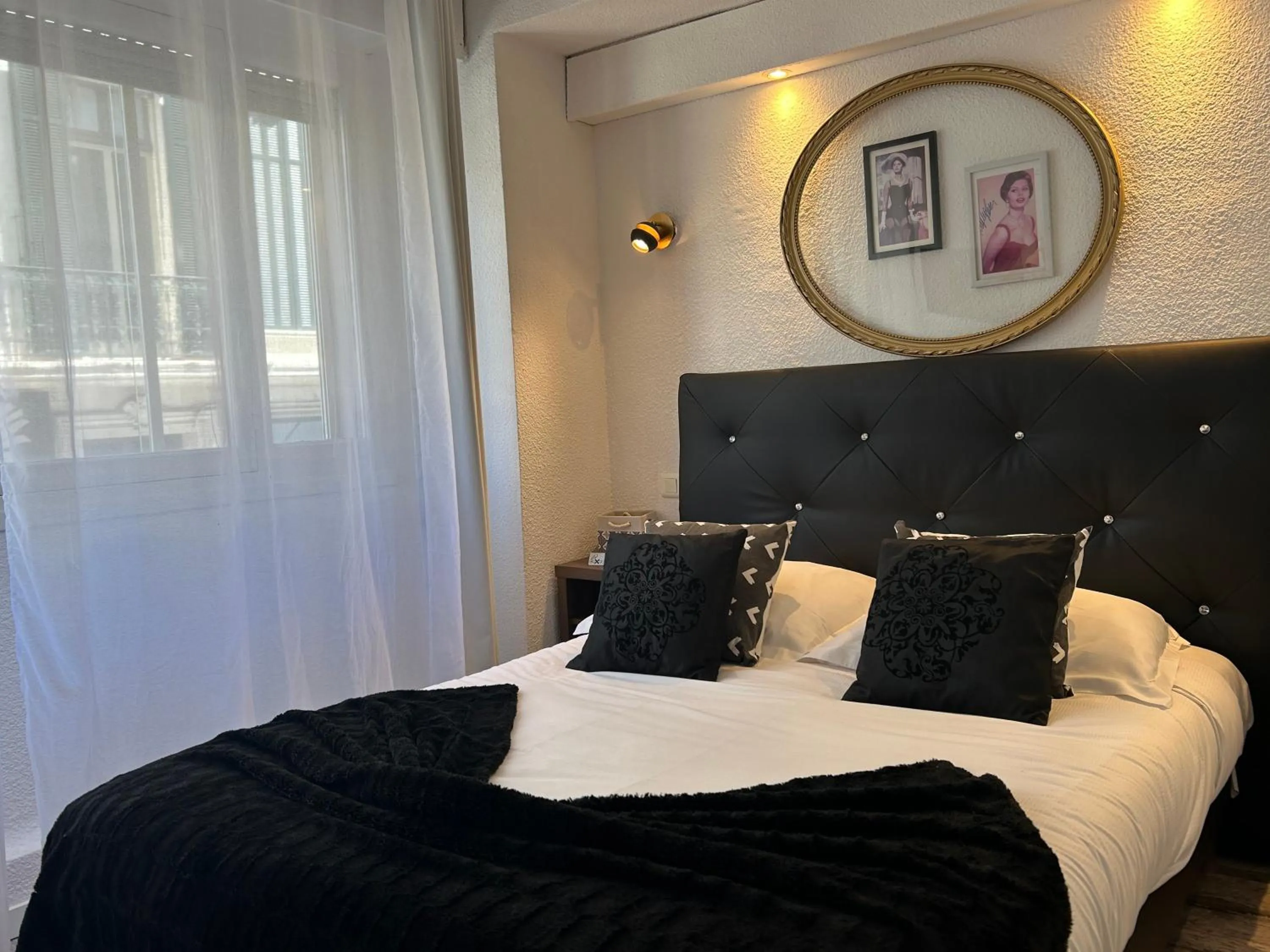 Bed in ATH hôtel Athénée