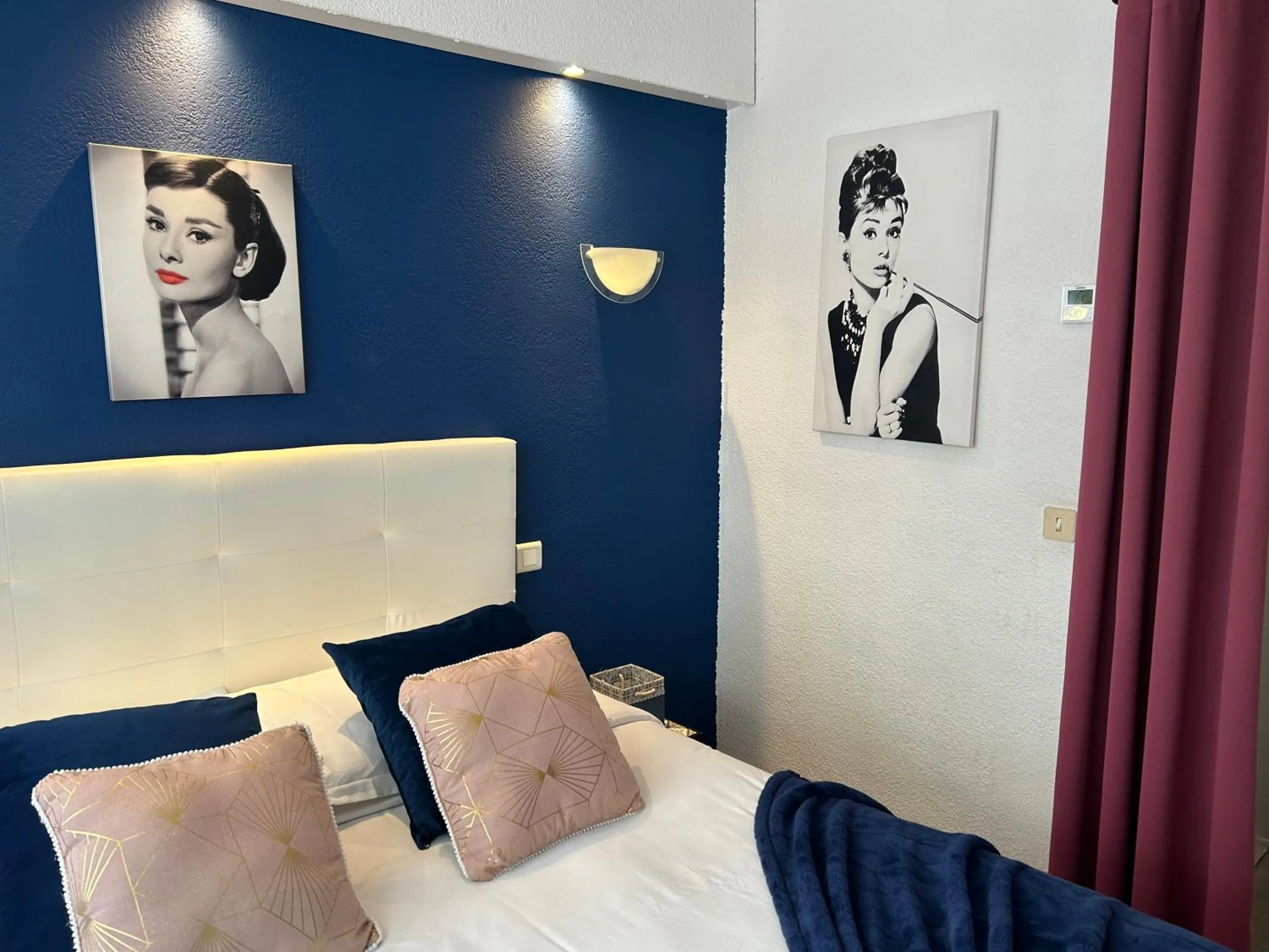 Bed in ATH hôtel Athénée