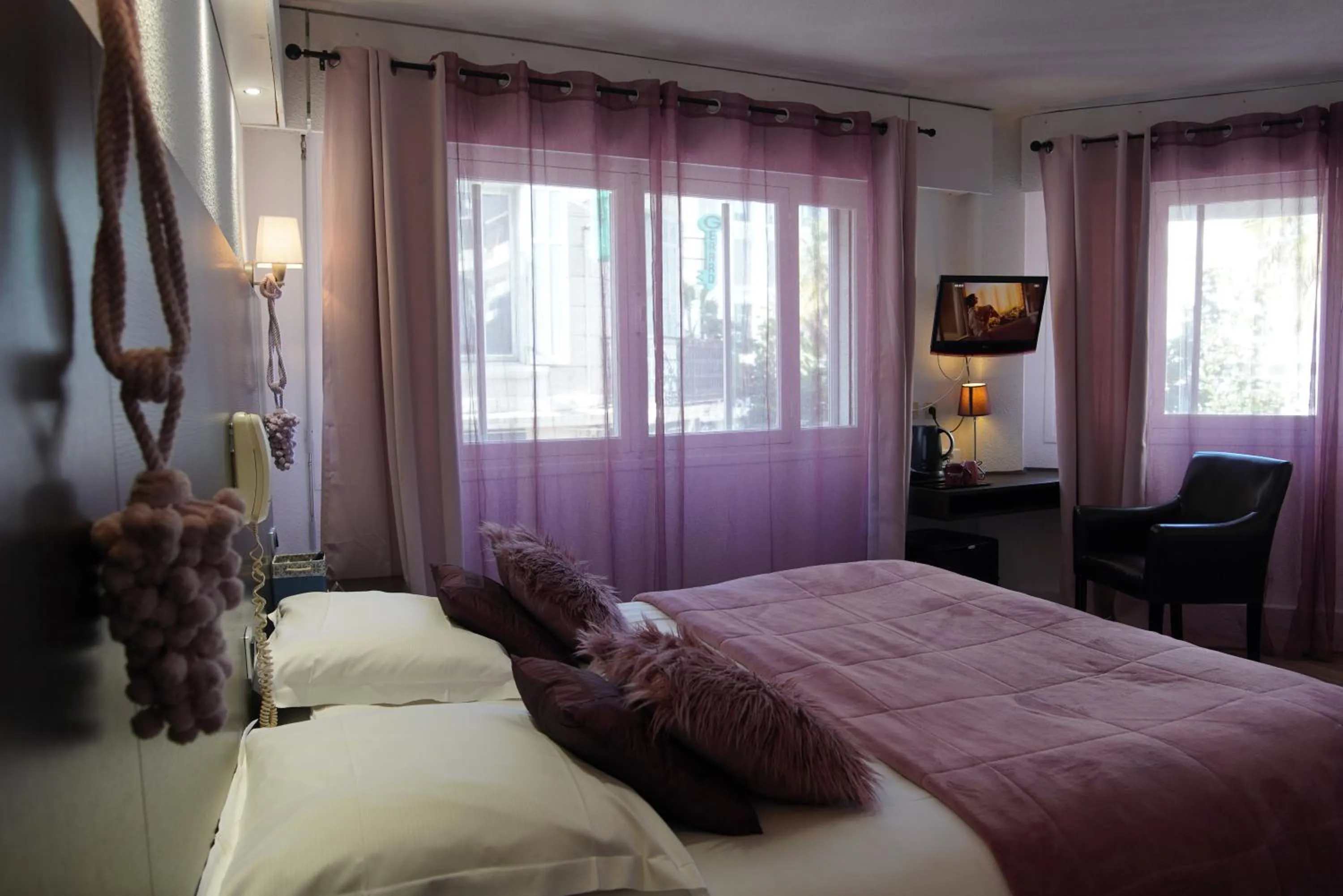 Bed in ATH hôtel Athénée