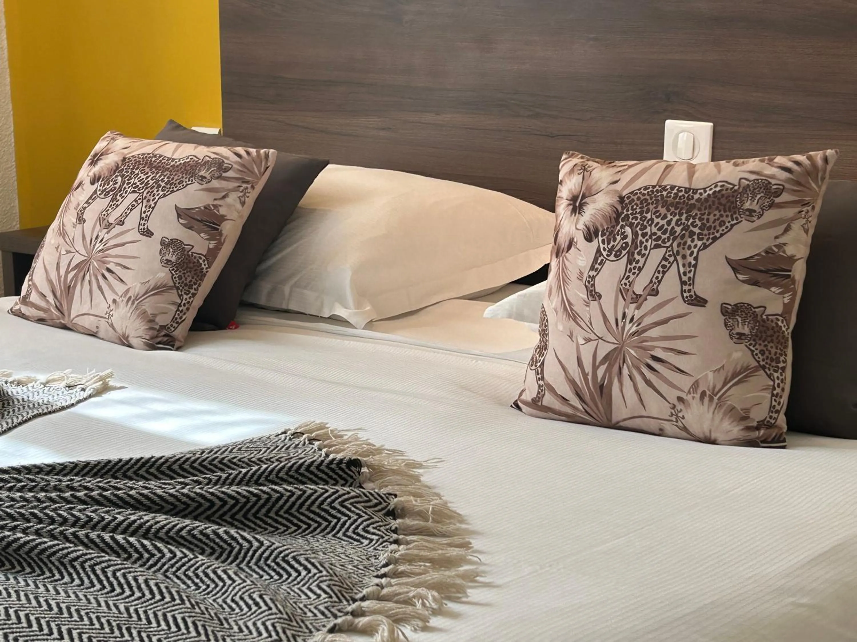 Bed in ATH hôtel Athénée