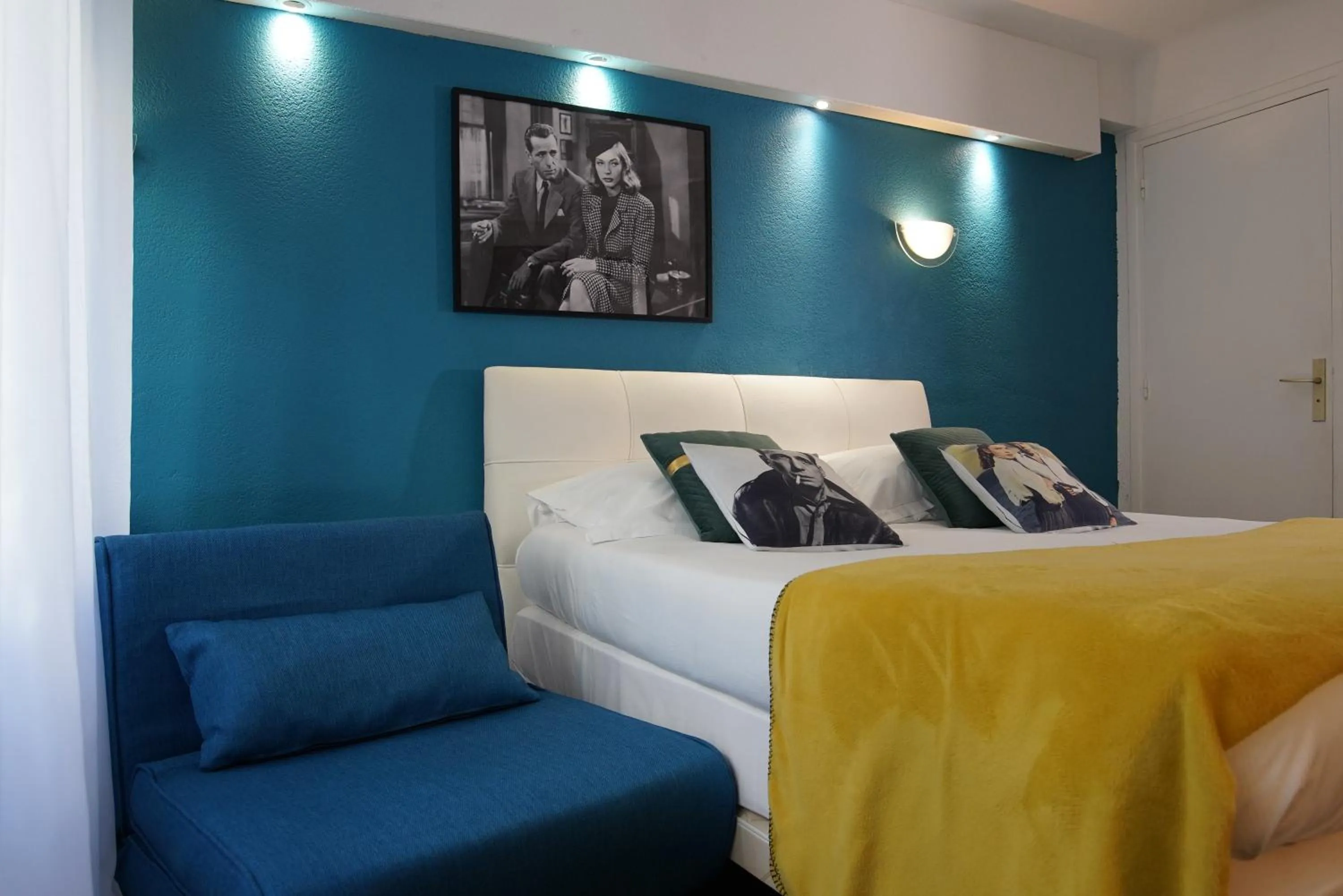 Bed in ATH hôtel Athénée