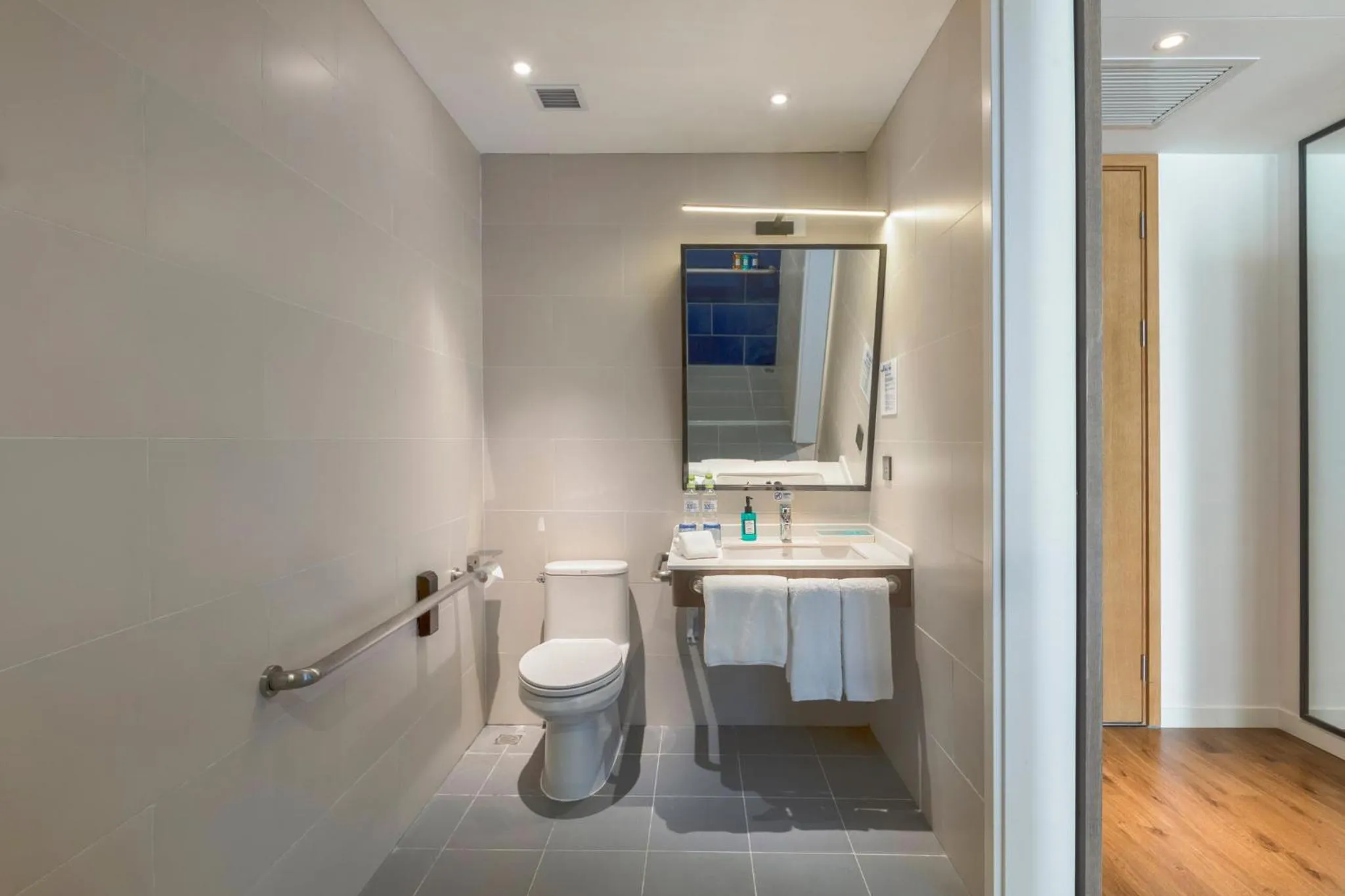 Bedroom in Holiday Inn Express Qingdao Chengyang Central by IHG