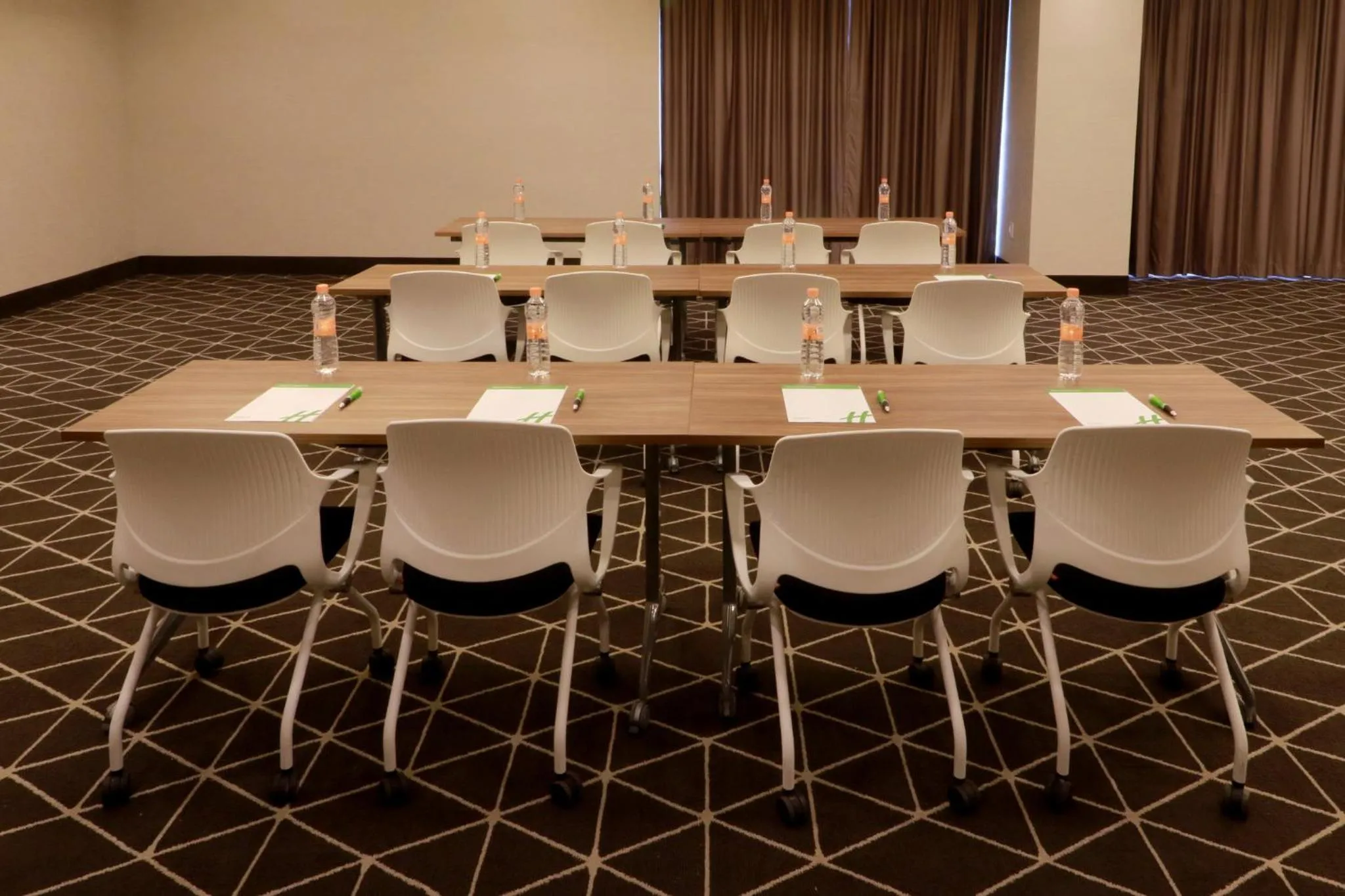 Meeting/conference room in Holiday Inn & Suites Monterrey Apodaca Zona Airport, an IHG hotel