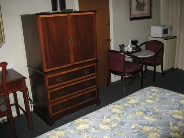 Bed, TV/Entertainment Center in Sea Whale Motel