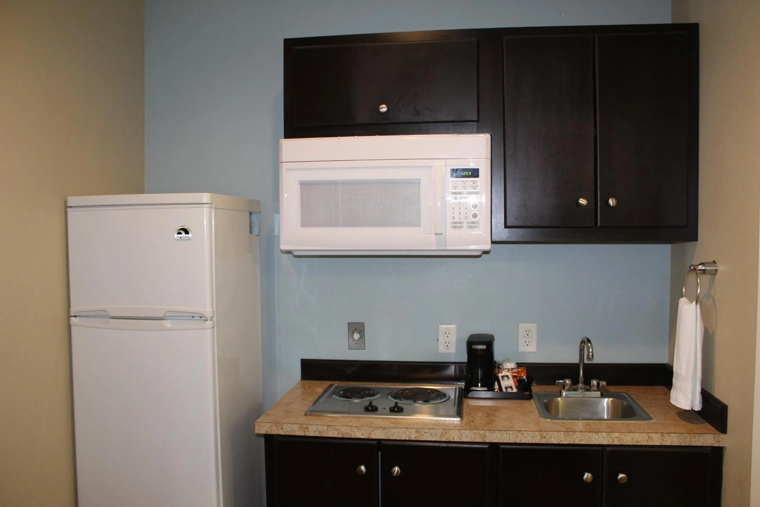 Kitchen or kitchenette in Horizon Inn & Suites