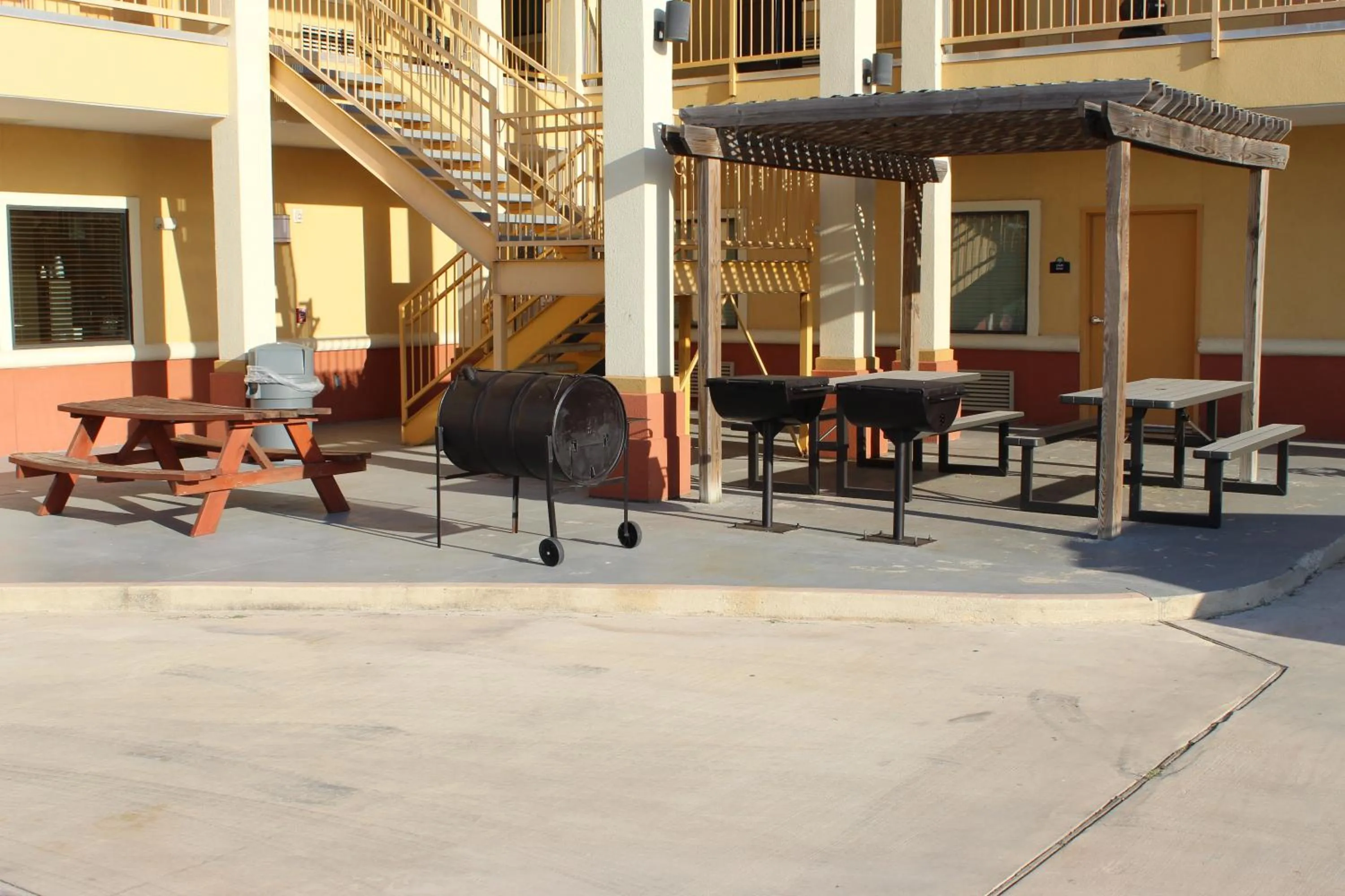 Patio in Horizon Inn & Suites