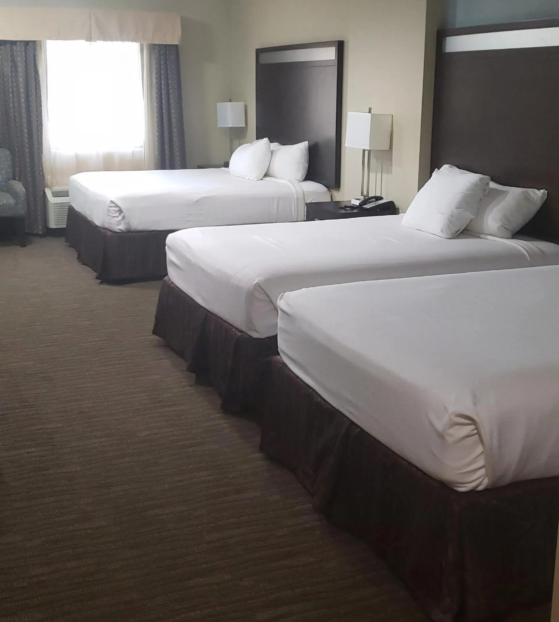 Bed in Horizon Inn & Suites