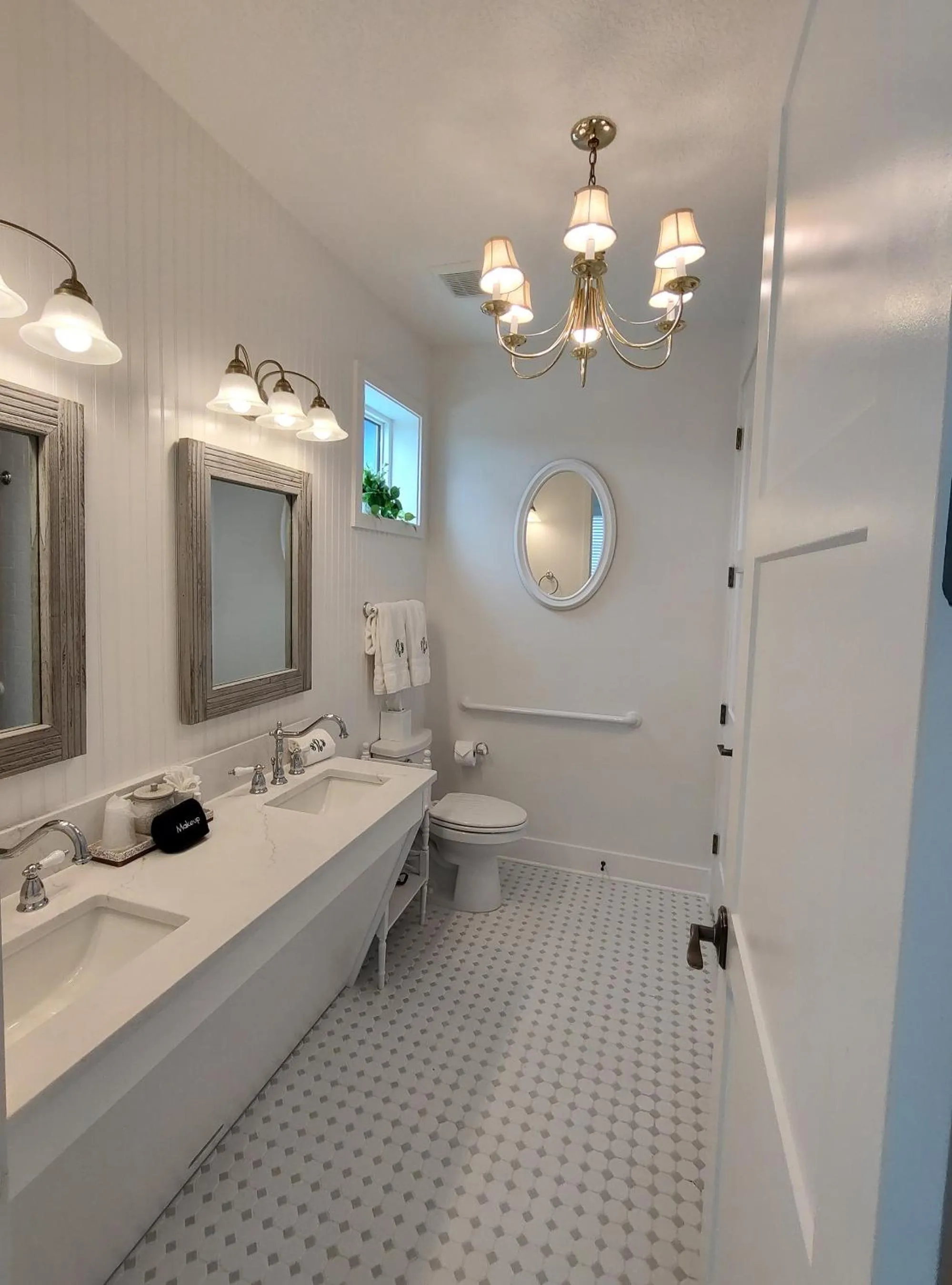 Bathroom in Bungalow Beach Resort