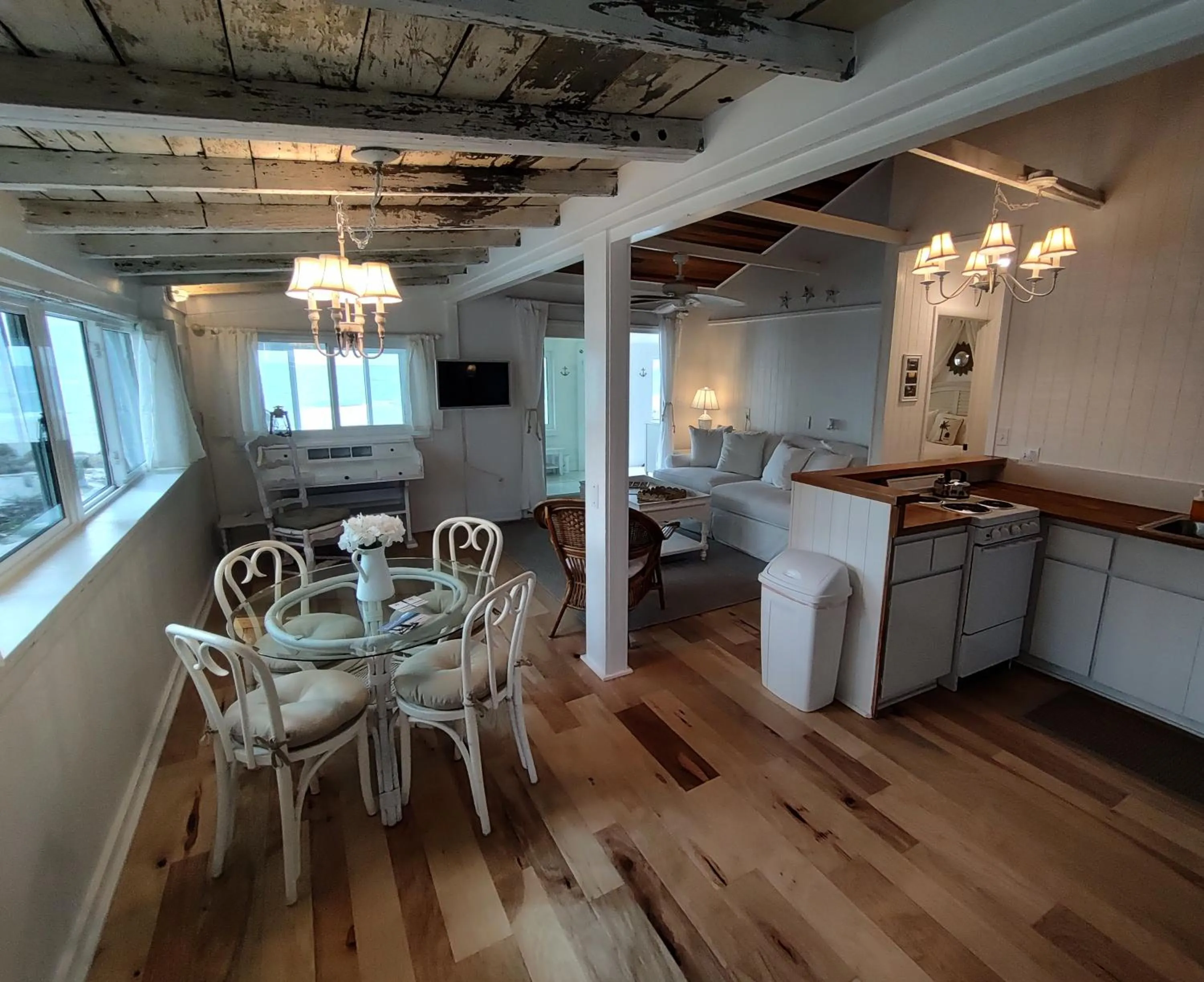 TV and multimedia in Bungalow Beach Resort