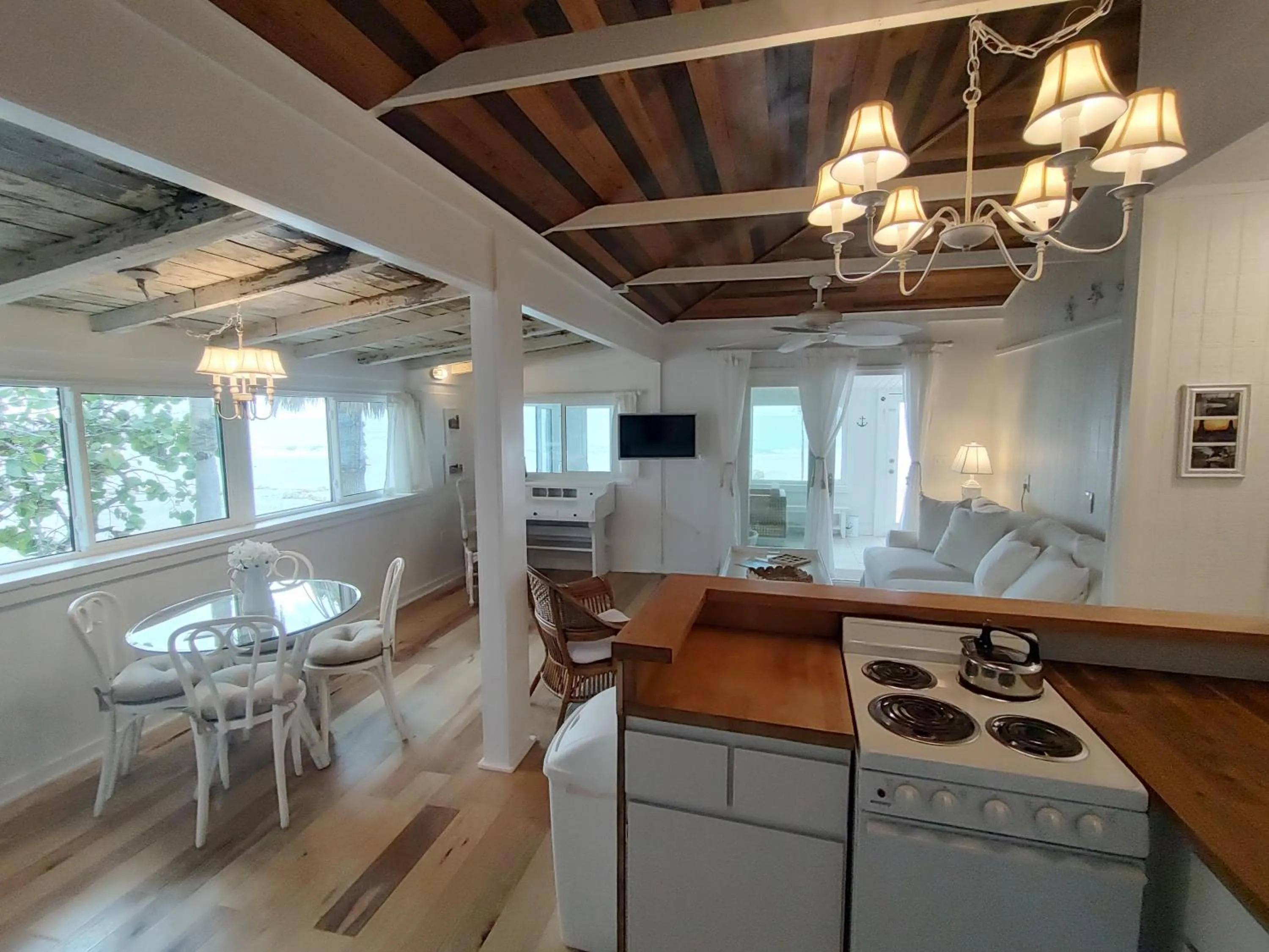 TV and multimedia in Bungalow Beach Resort