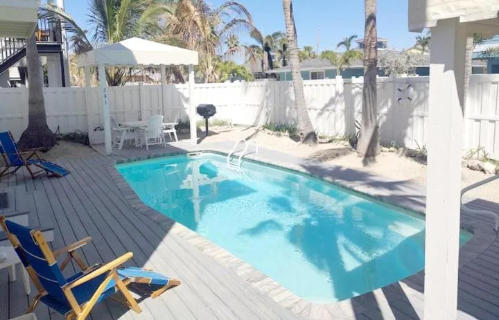Pool view in Bungalow Beach Resort