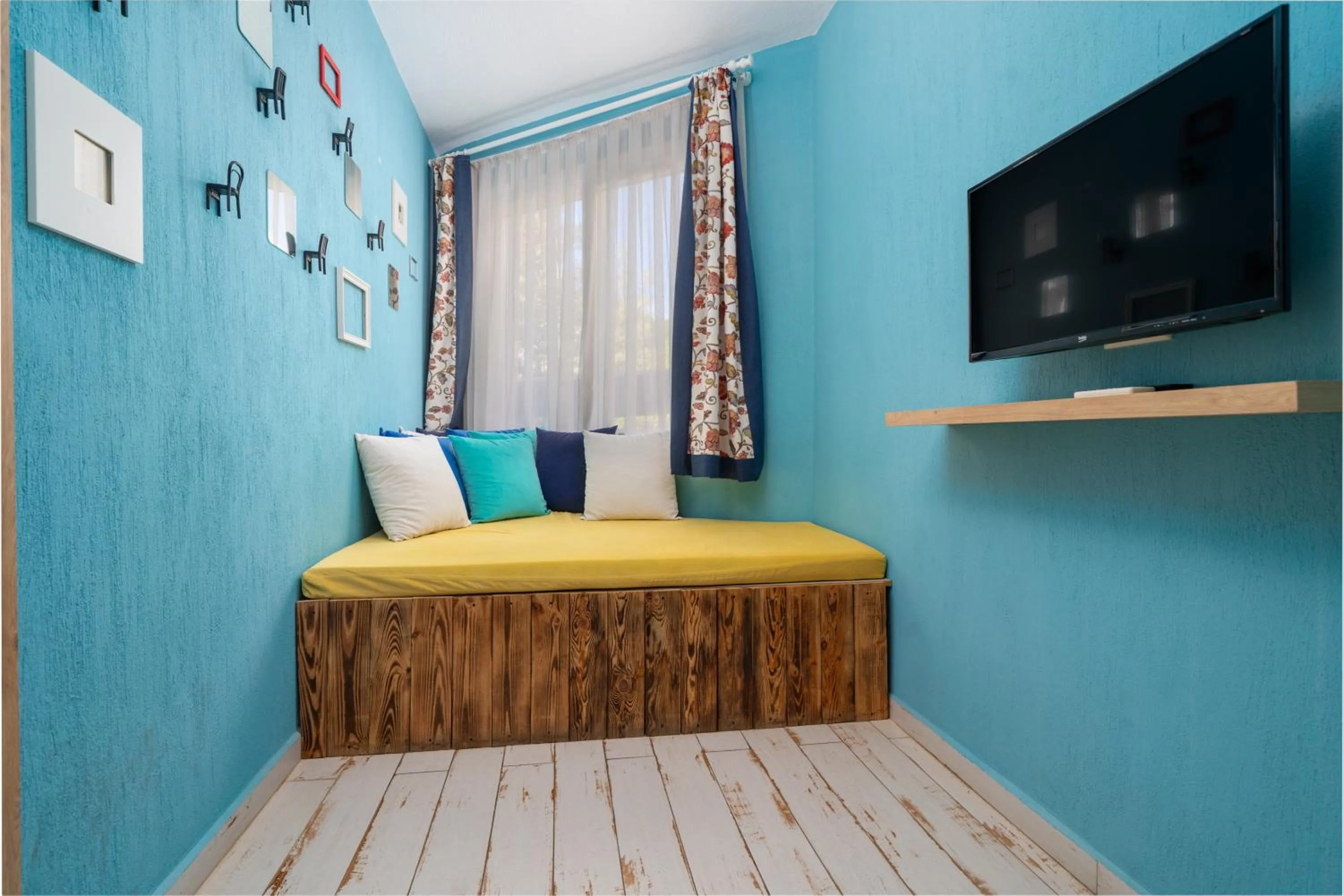 Communal lounge/ TV room in İsinda Pansiyon