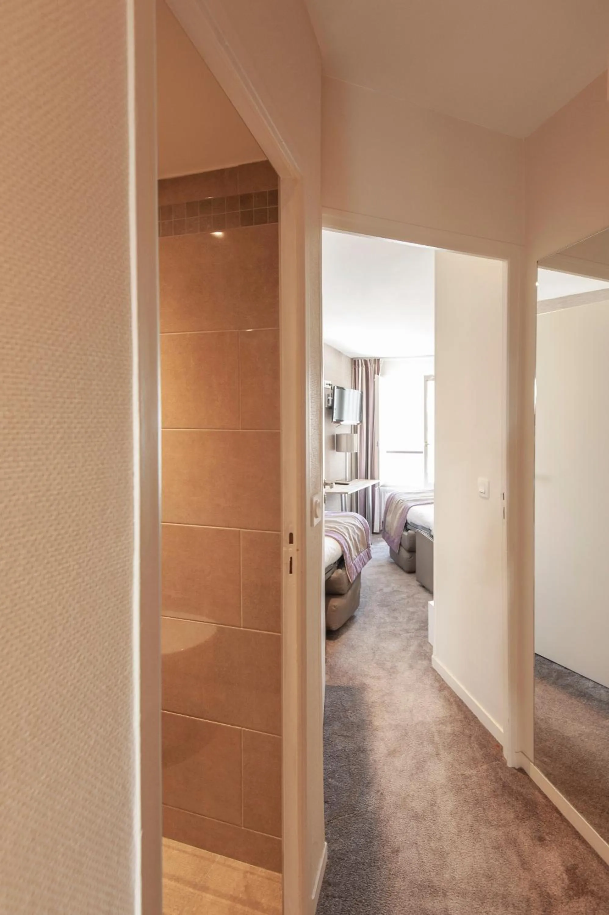 Photo of the whole room in Hotel France Albion