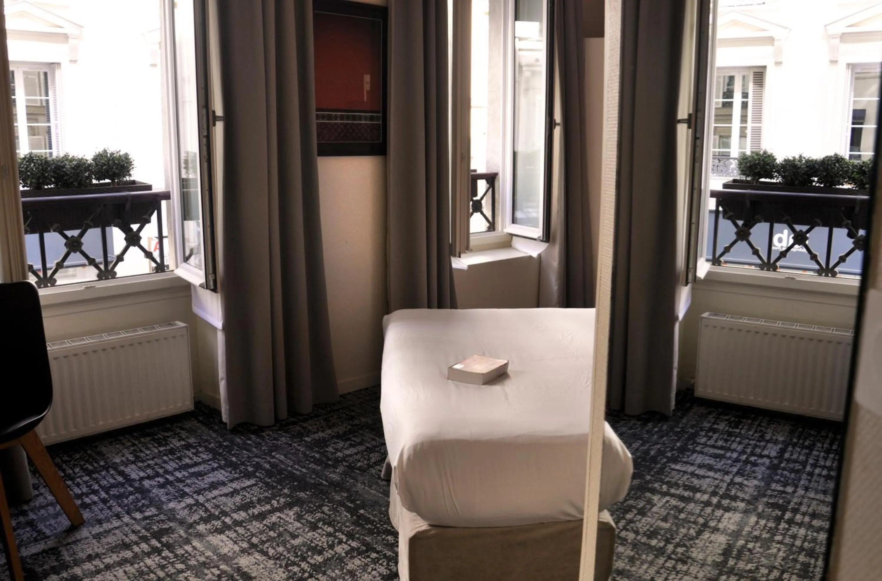 Bedroom in Hotel France Albion