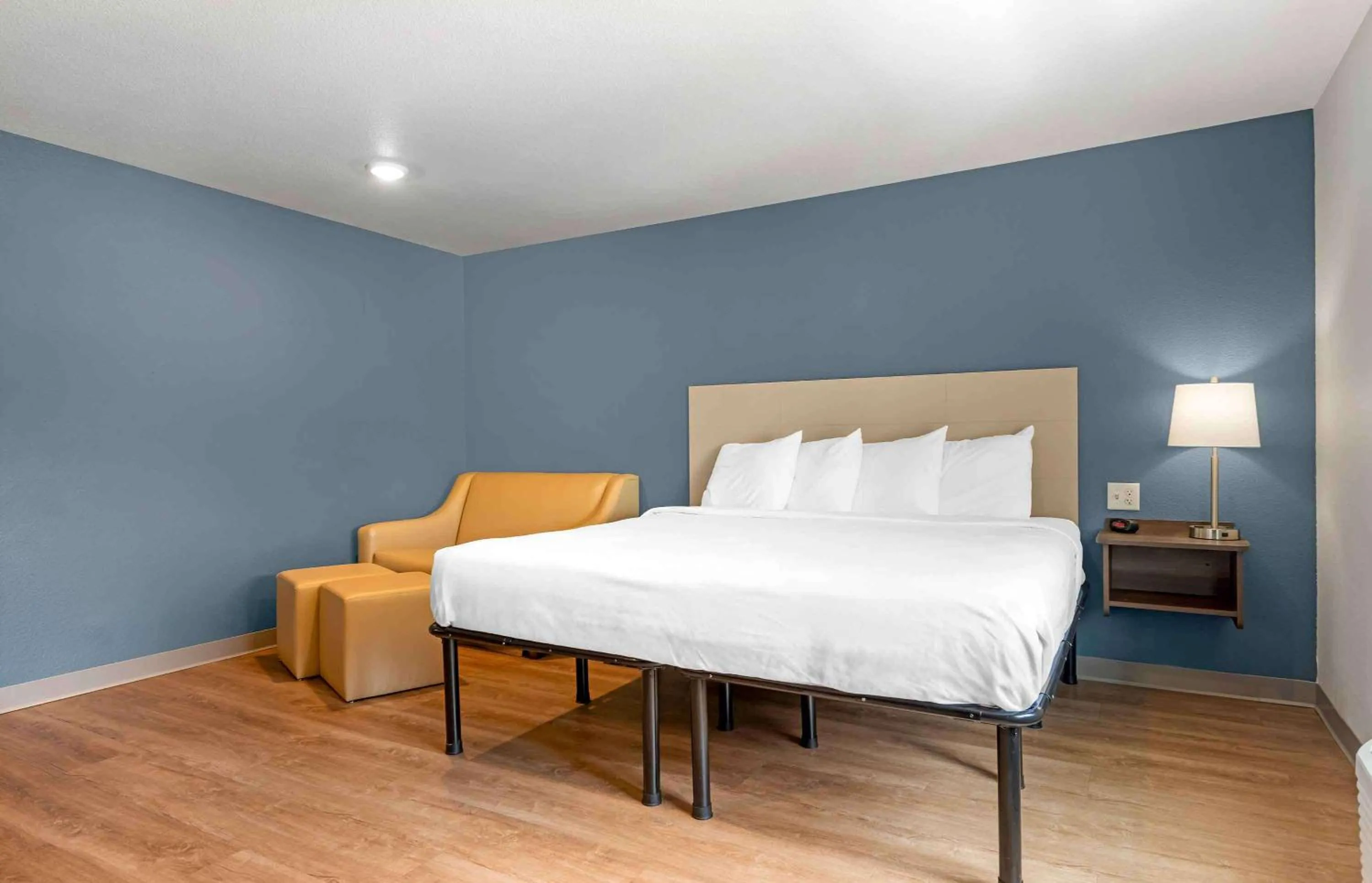 Bedroom, Bed in Extended Stay America Suites - St Paul - Woodbury